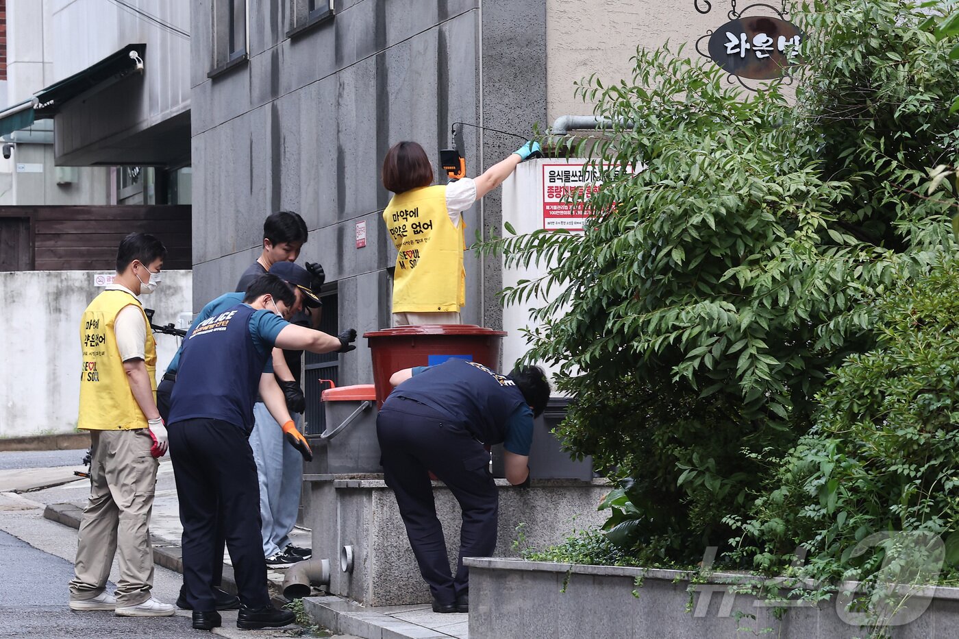 본문 이미지 - 서울시·동대문경찰서·한국외국어대학교 관계자들로 구성된 합동점검반이 26일 서울 동대문구 한국외국어대학교 일대에서 캠퍼스 &#39;마약 던지기&#39; 집중 단속을 하고 있다. 2025.8.26/뉴스1 ⓒ News1 김성진 기자