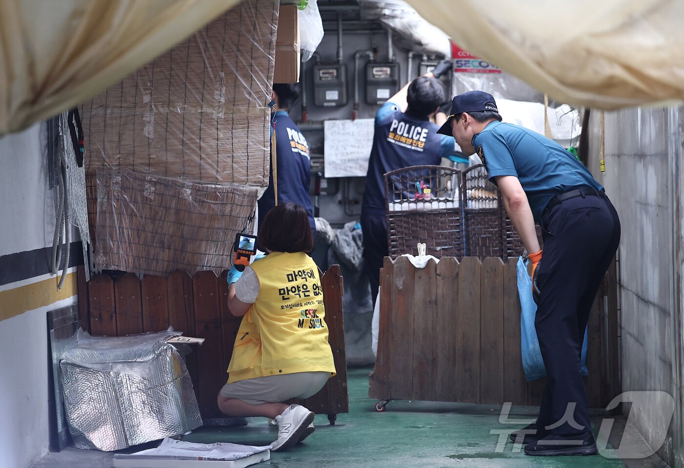 본문 이미지 - 서울시·동대문경찰서·한국외국어대학교 관계자들로 구성된 합동점검반이 26일 서울 동대문구 한국외국어대학교 일대에서 캠퍼스 &#39;마약 던지기&#39; 집중 단속을 하고 있다. 2025.8.26/뉴스1 ⓒ News1 김성진 기자