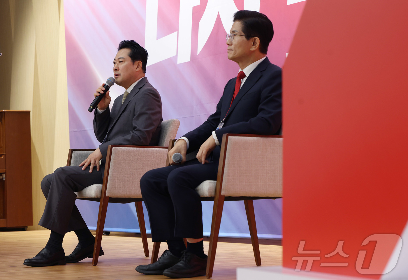 (서울=뉴스1) 국회사진기자단 = 국민의힘 당 대표 결선에 오른 장동혁, 김문수 후보가 26일 서울 여의도 국회도서관에서 열린 국민의힘 제6차 전당대회 결선에서 ‘생생(生生) 토크 …