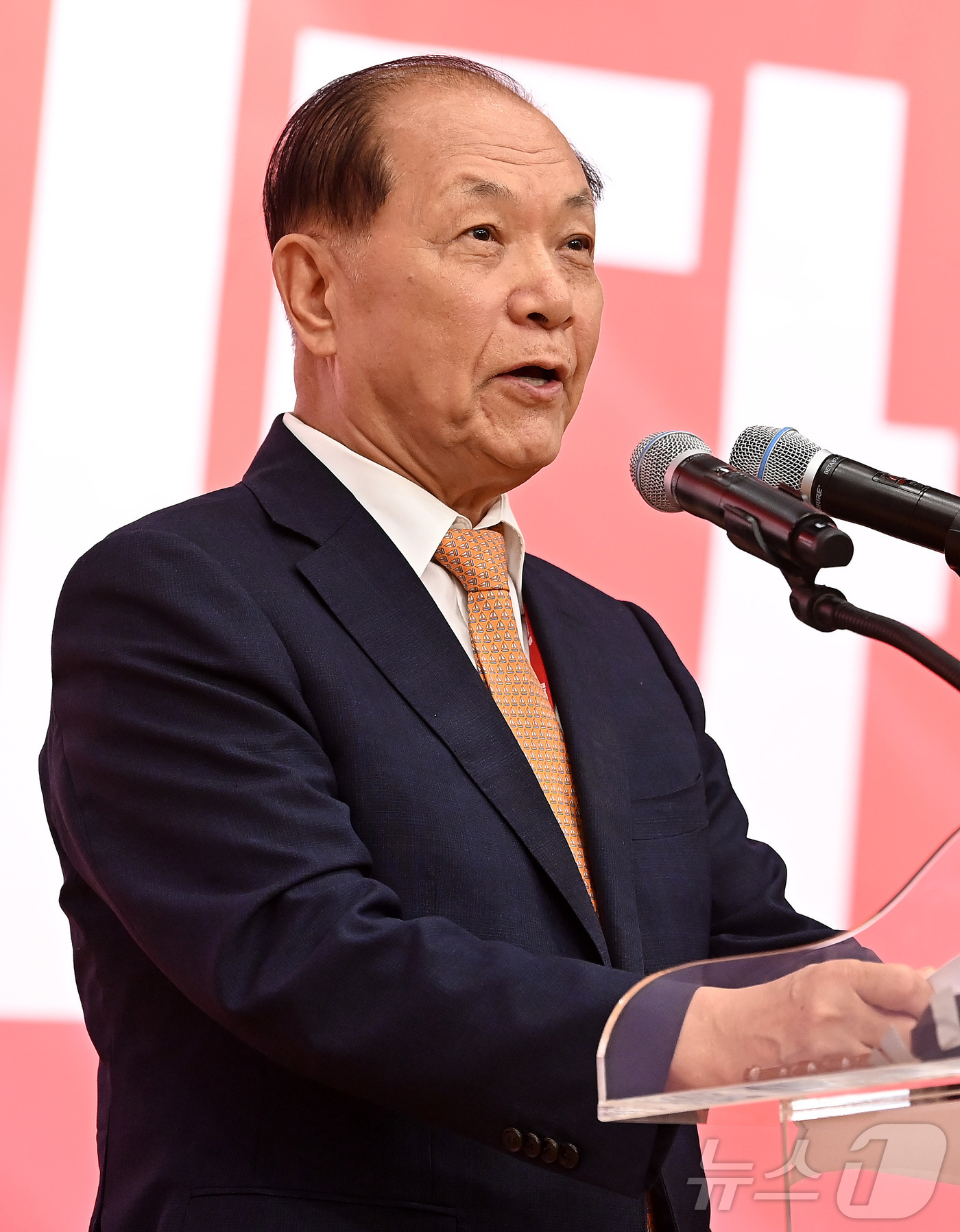 (서울=뉴스1) 국회사진기자단 = 황우여 국민의힘 선거관리위원장이 26일 오전 서울 여의도 국회 도서관에서 열린 제6차 전당대회 결선에서 인사말을 하고 있다. 2025.8.26/뉴 …