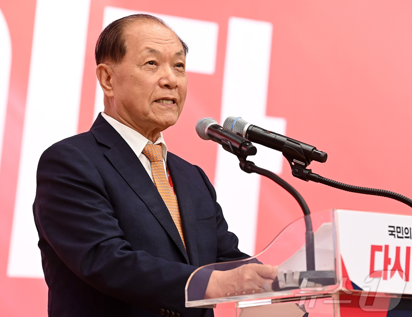 (서울=뉴스1) 국회사진기자단 = 황우여 국민의힘 선거관리위원장이 26일 오전 서울 여의도 국회 도서관에서 열린 제6차 전당대회 결선에서 인사말을 하고 있다. 2025.8.26/뉴 …
