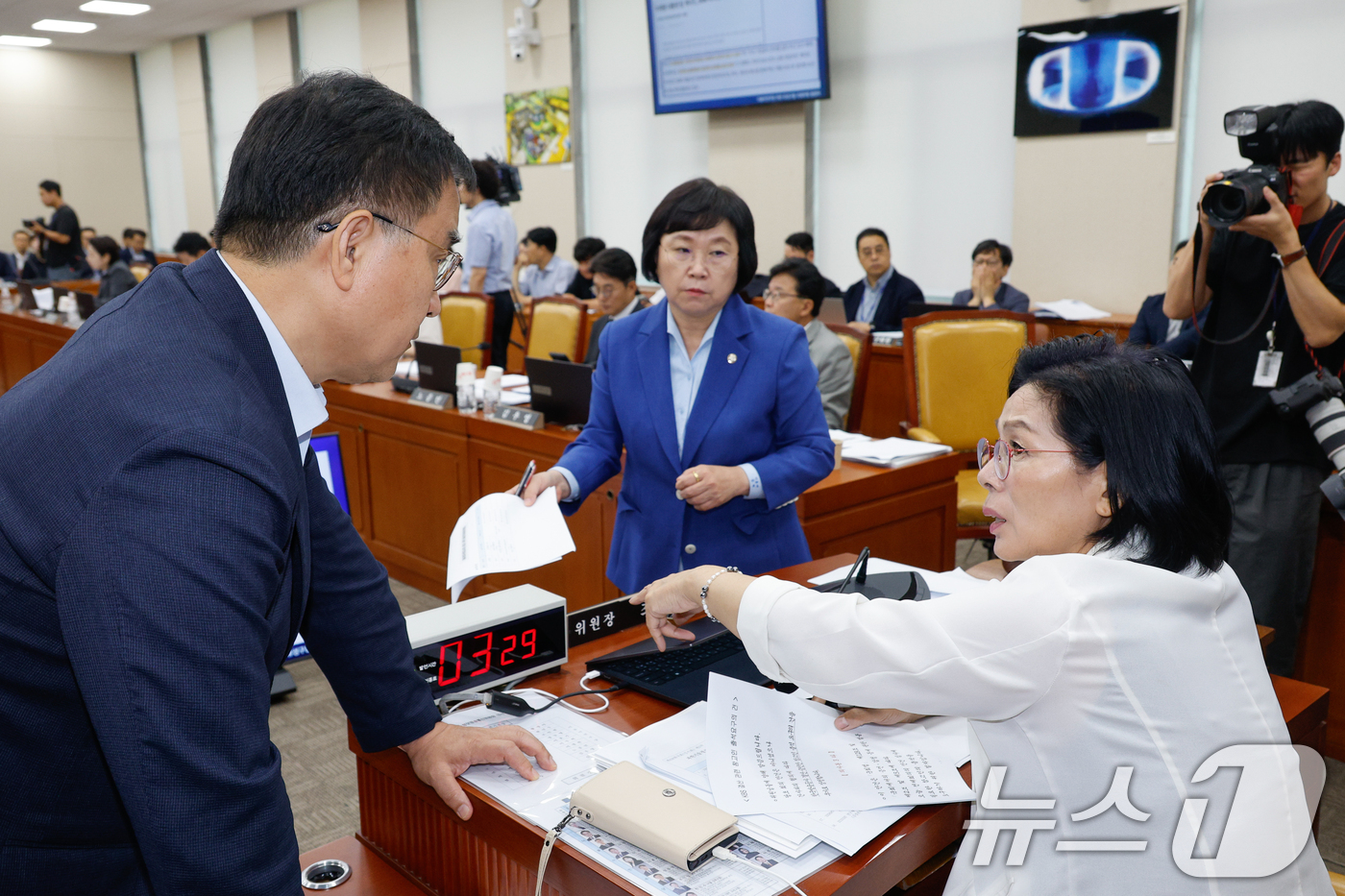 (서울=뉴스1) 안은나 기자 = 26일 서울 여의도 국회에서 열린 과학기술정보방송통신위원회 제428회국회(임시회) 제2차 전체회의에서 최민희 위원장과 더불어민주당 김현, 국민의힘 …