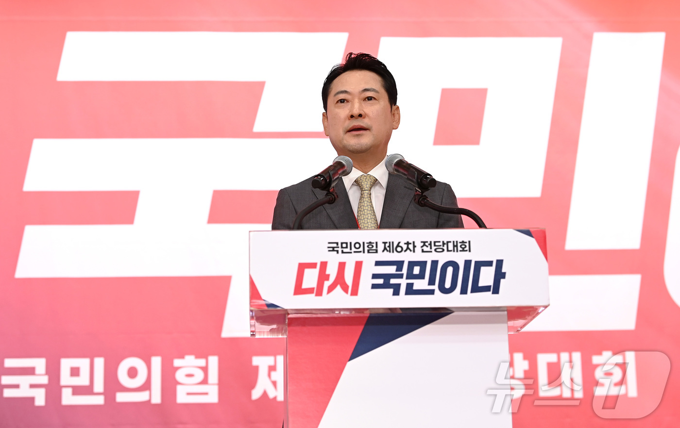 (서울=뉴스1) 국회사진기자단 = 장동혁 국민의힘 신임 당대표가 26일 오전 서울 여의도 국회 도서관에서 열린 제6차 전당대회 결선에서 수락연설을 하고 있다. 2025.8.26/뉴 …