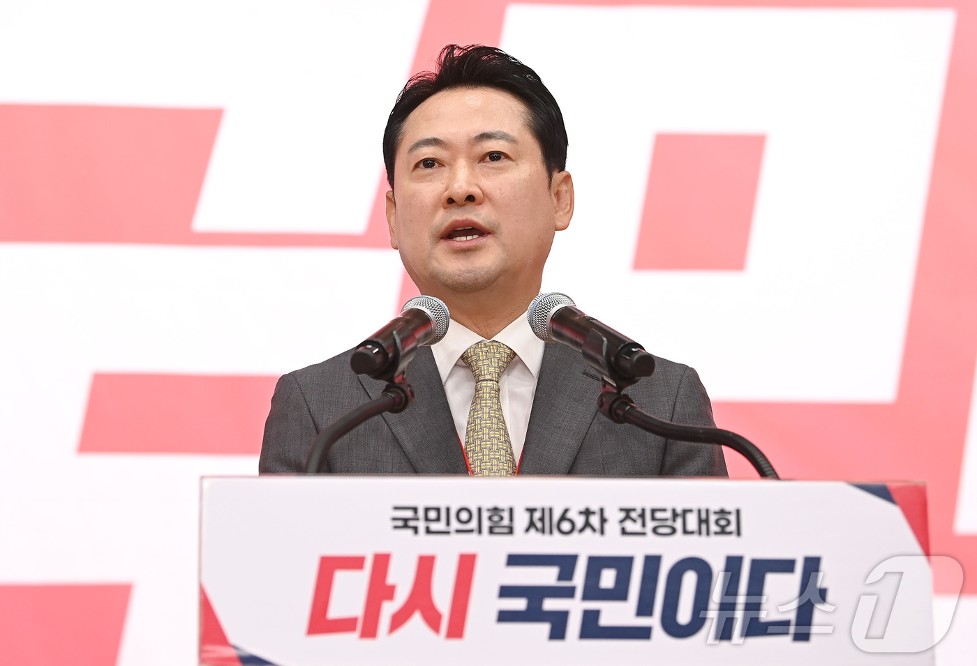 (서울=뉴스1) 국회사진기자단 = 장동혁 국민의힘 신임 당대표가 26일 오전 서울 여의도 국회 도서관에서 열린 제6차 전당대회 결선에서 수락연설을 하고 있다. 2025.8.26/뉴 …