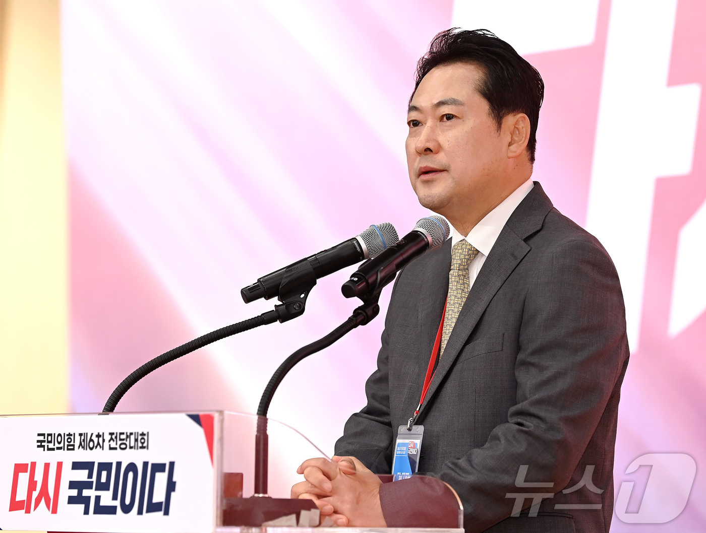 (서울=뉴스1) 국회사진기자단 = 장동혁 국민의힘 신임 당대표가 26일 오전 서울 여의도 국회 도서관에서 열린 제6차 전당대회 결선에서 수락연설을 하고 있다. 2025.8.26/뉴 …