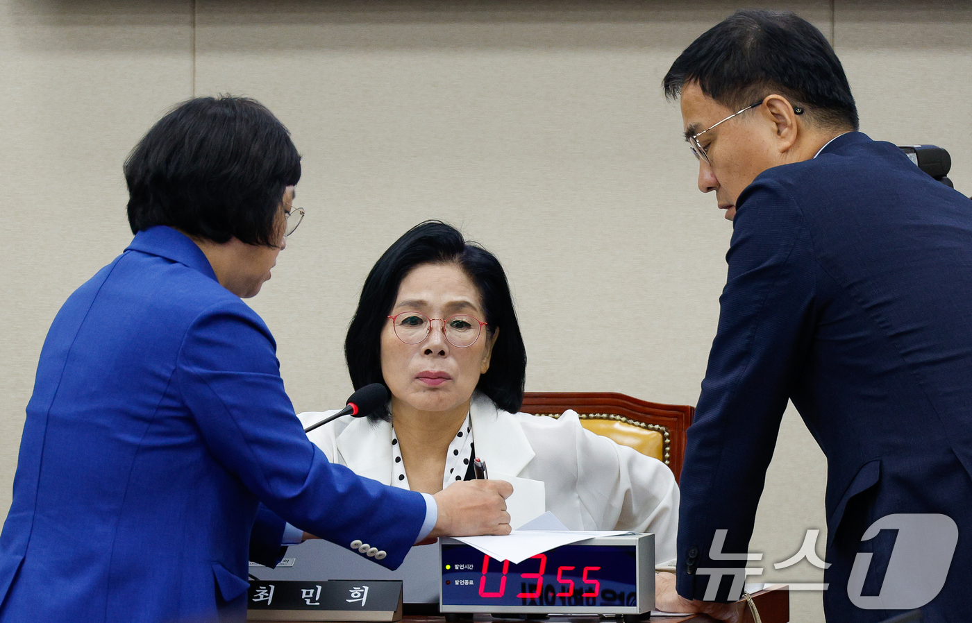 (서울=뉴스1) 안은나 기자 = 26일 서울 여의도 국회에서 열린 과학기술정보방송통신위원회 제428회국회(임시회) 제2차 전체회의에서 최민희 위원장과 더불어민주당 김현, 국민의힘 …