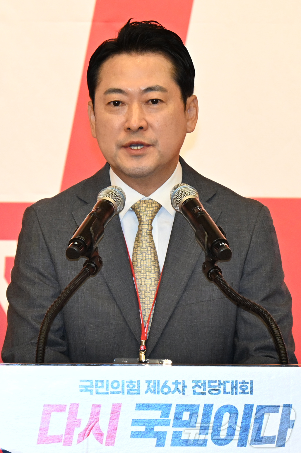 (서울=뉴스1) 국회사진기자단 = 장동혁 국민의힘 신임 당대표가 26일 서울 여의도 국회도서관에서 열린 국민의힘 제6차 전당대회 결선에서 당대표로 선출된 뒤 수락연설을 하고 있다. …