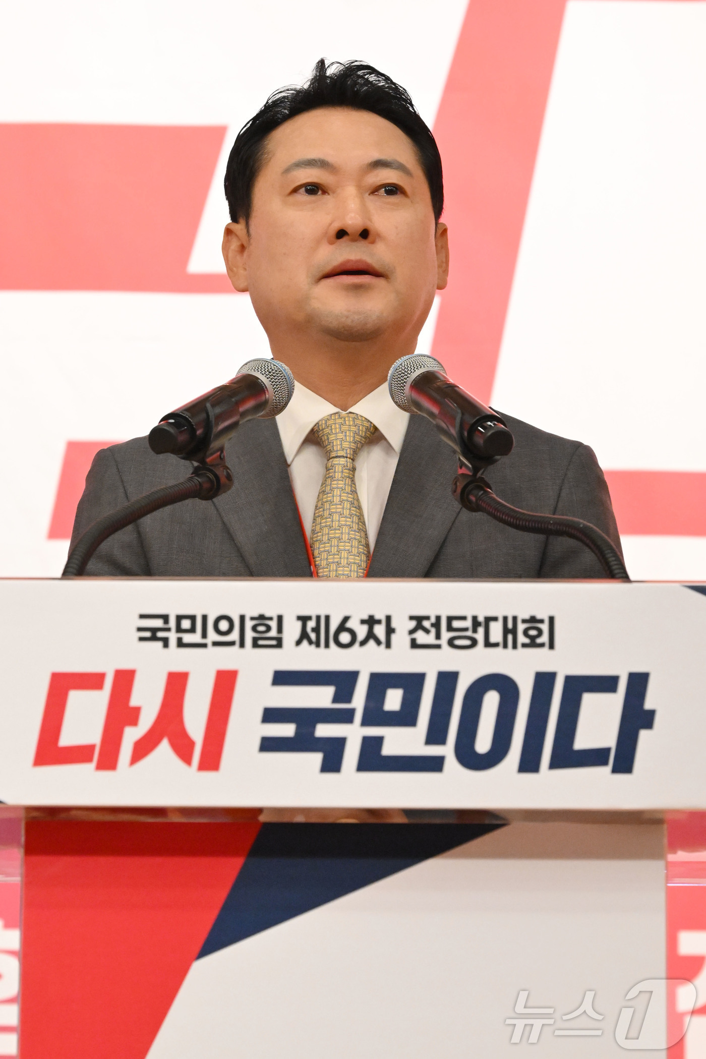 (서울=뉴스1) 국회사진기자단 = 장동혁 국민의힘 신임 당대표가 26일 서울 여의도 국회도서관에서 열린 국민의힘 제6차 전당대회 결선에서 당대표로 선출된 뒤 수락연설을 하고 있다. …