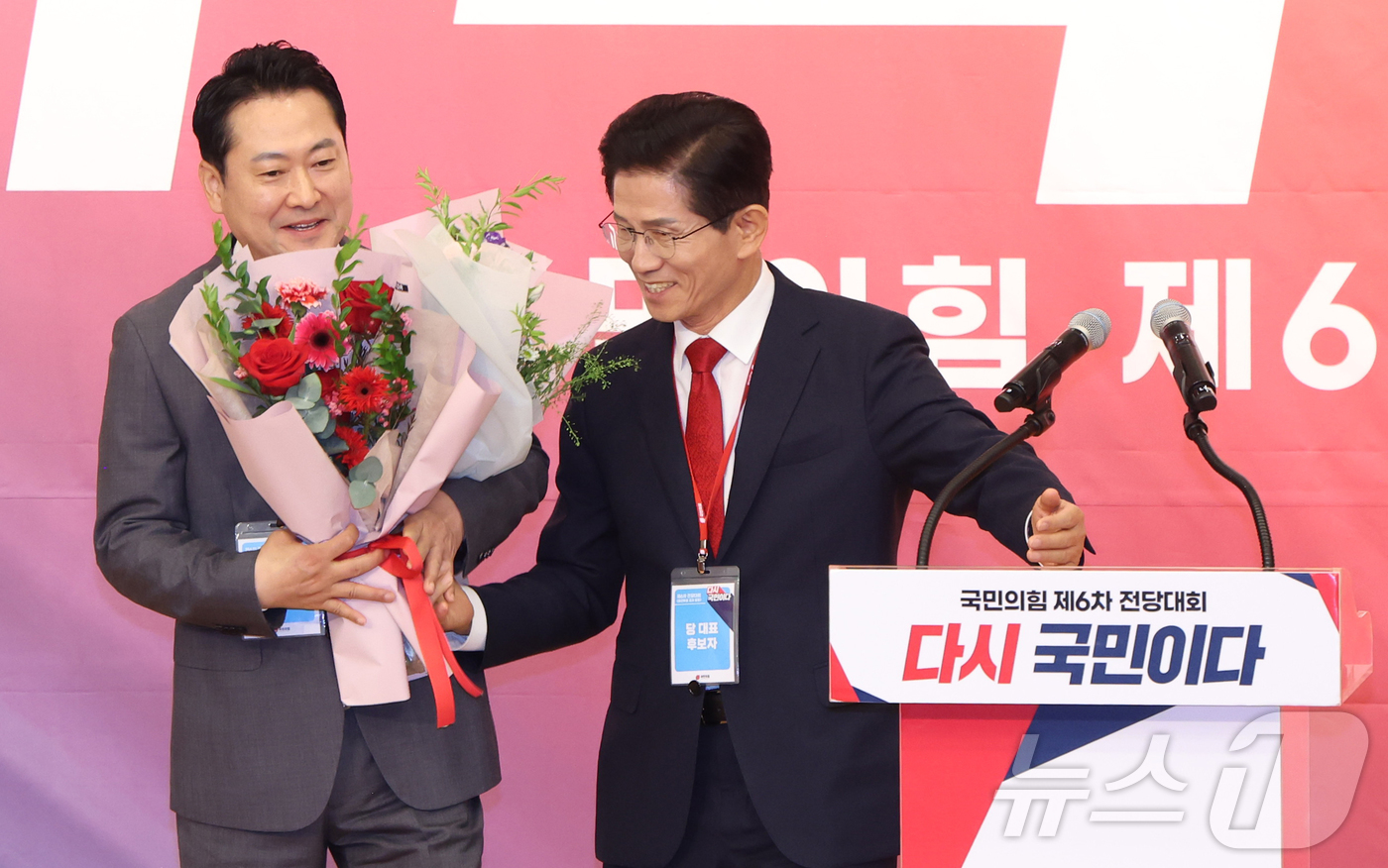 (서울=뉴스1) 국회사진기자단 = 장동혁 국민의힘 신임 당 대표가 26일 오전 서울 여의도 국회 도서관에서 열린 제6차 전당대회 결선에서 김문수 후보의 축하 인사를 받고 있다. 2 …