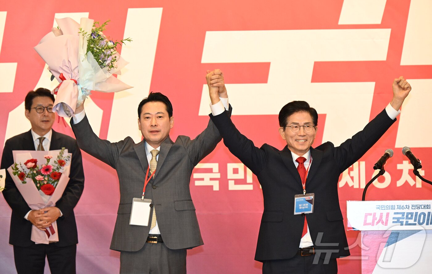 본문 이미지 - 장동혁 국민의힘 신임대표가 26일 서울 여의도 국회도서관에서 열린 국민의힘 제6차 전당대회 결선에서 당대표로 선출된 뒤 김문수 후보와 손을 들어 인사하고 있다. 202559826 ⓒ News1 국회사진기자단