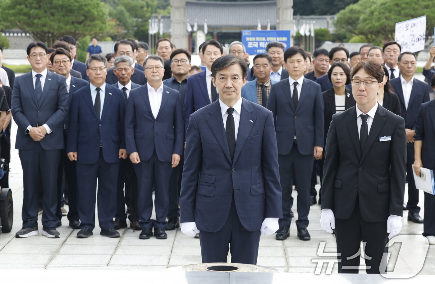 본문 이미지 - 조국 조국혁신당 혁신정책연구원장이 26일 광복절 특별 사면 복권 후 처음으로 호남을 찾아 광주 북구 국립5.18민주묘지를 찾아 참배하고 있다. 2025.8.26/뉴스1 ⓒ News1 김태성 기자