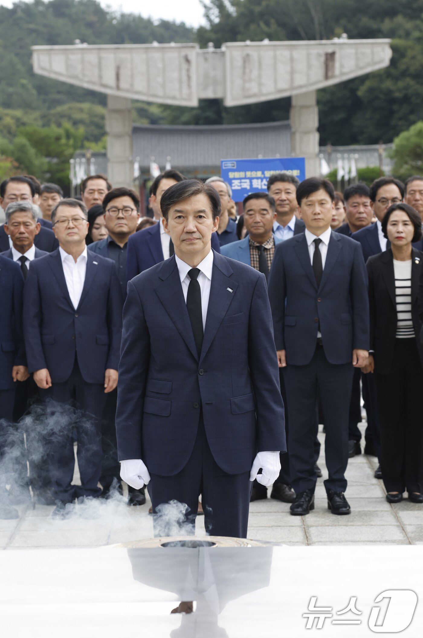 본문 이미지 - 조국 조국혁신당 혁신정책연구원장이 26일 광복절 특별 사면 복권 후 처음으로 호남을 방문해 광주 북구 국립5.18민주묘지를 찾아 참배하고 있다. 2025.8.26/뉴스1 ⓒ News1 김태성 기자