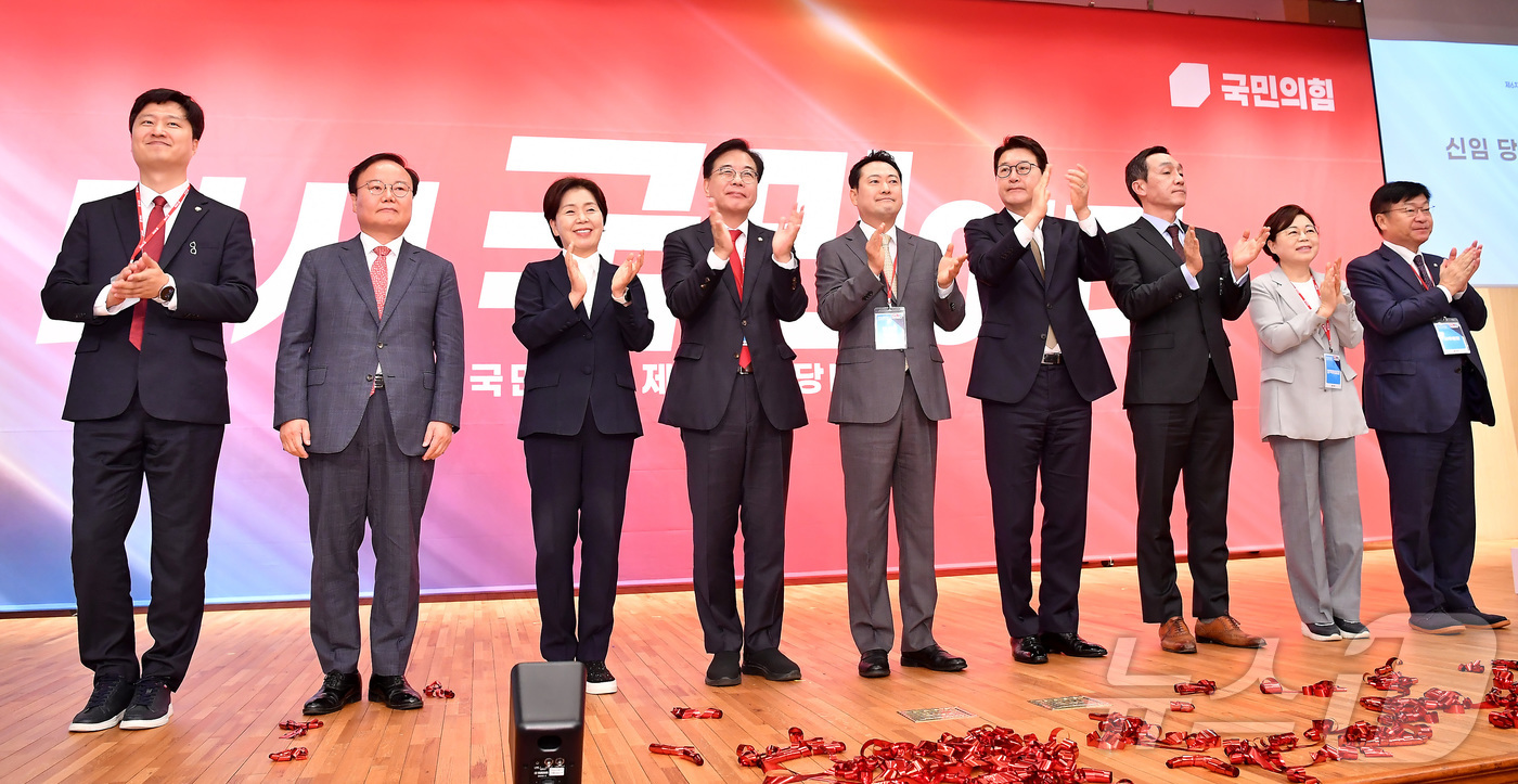 (서울=뉴스1) 국회사진기자단 = 장동혁 국민의힘 신임 당대표, 송언석 원내대표 등 신임 지도부가 26일 오전 서울 여의도 국회 도서관에서 열린 제6차 전당대회 결선에서 기념촬영을 …