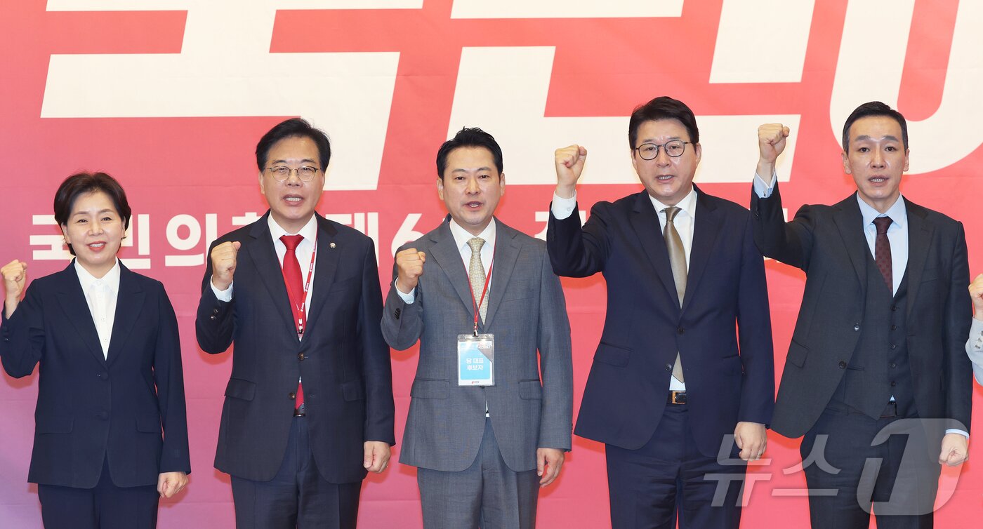 본문 이미지 - 장동혁 국민의힘 신임 당 대표가 26일 서울 여의도 국회도서관에서 열린 국민의힘 제6차 전당대회 결선에서 선출된 뒤 송언석 비상대책위원장 겸 원내대표를 비롯한 당 지도부와 함께 파이팅 구호를 외치고 있다. 2025.8.26/뉴스1 ⓒ News1 국회사진기자단