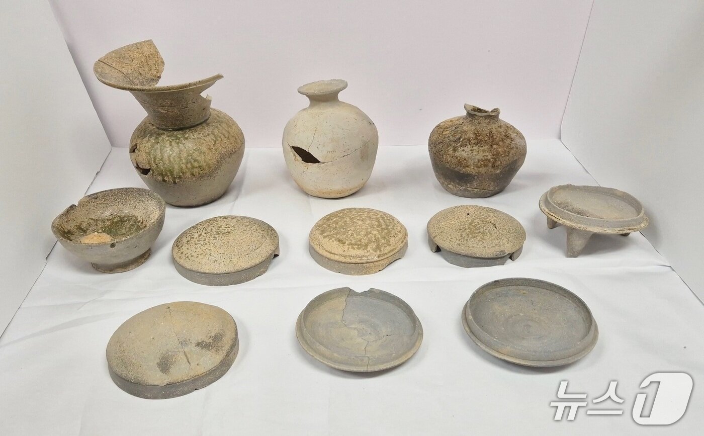 본문 이미지 - 전북 정읍시 영원면 은선리·도계리 고분군 에서 발굴된 유물들.( 정읍시 제공. 재판매 및 DB금지)/뉴스1