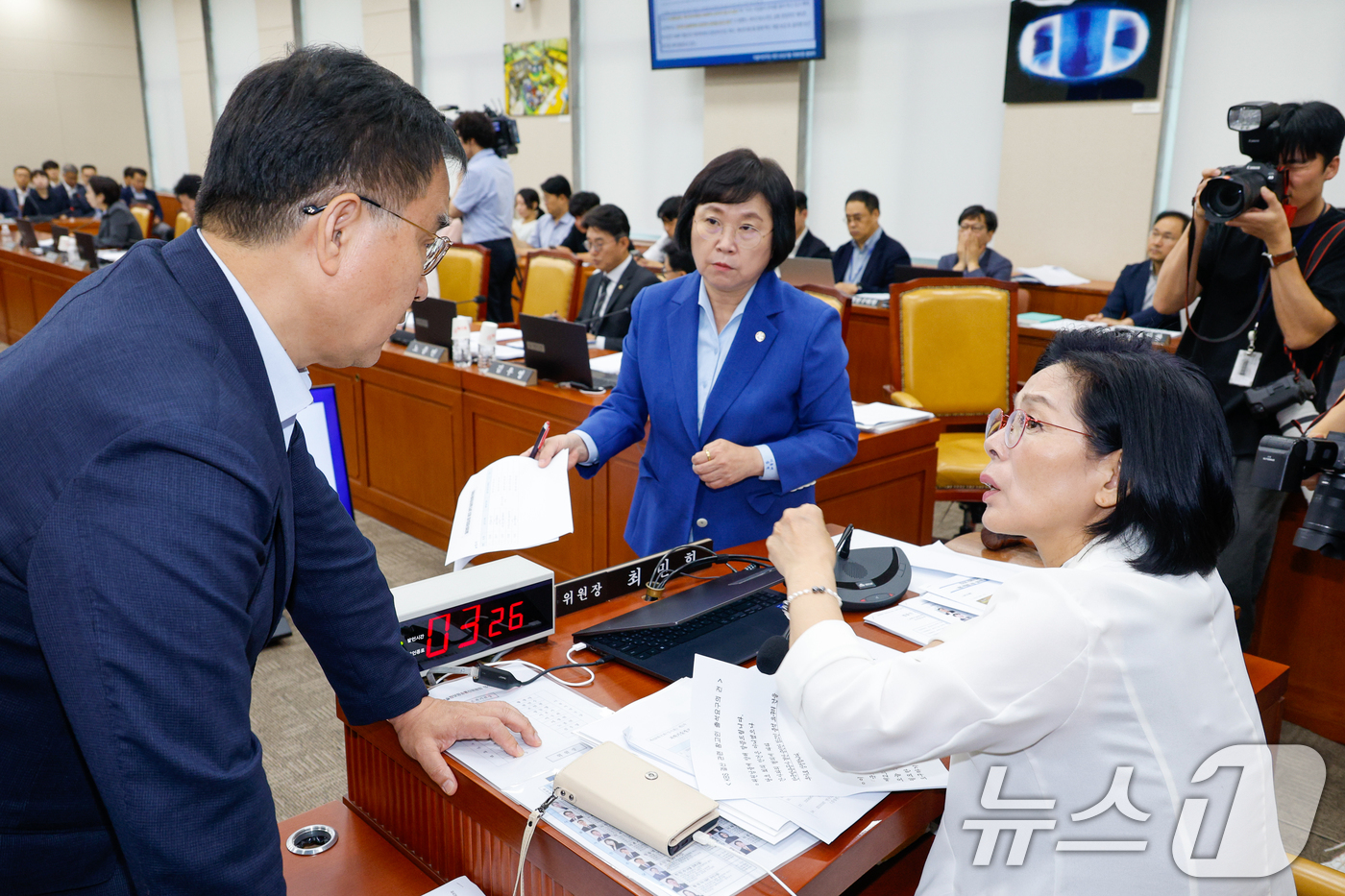(서울=뉴스1) 안은나 기자 = 26일 서울 여의도 국회에서 열린 과학기술정보방송통신위원회 제428회국회(임시회) 제2차 전체회의에서 최민희 위원장과 더불어민주당 김현, 국민의힘 …