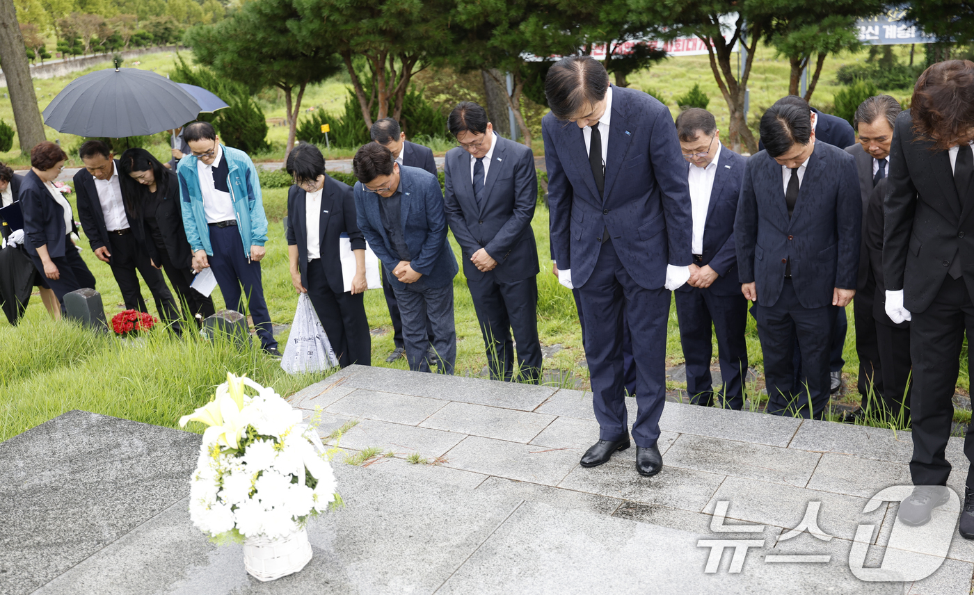(광주=뉴스1) 김태성 기자 = 조국 조국혁신당 혁신정책연구원장이 26일 광복절 특별 사면 복권 후 처음으로 광주를 방문해 북구 국립5.18민주묘지와 민족민주열사묘역을 참배하고 있 …