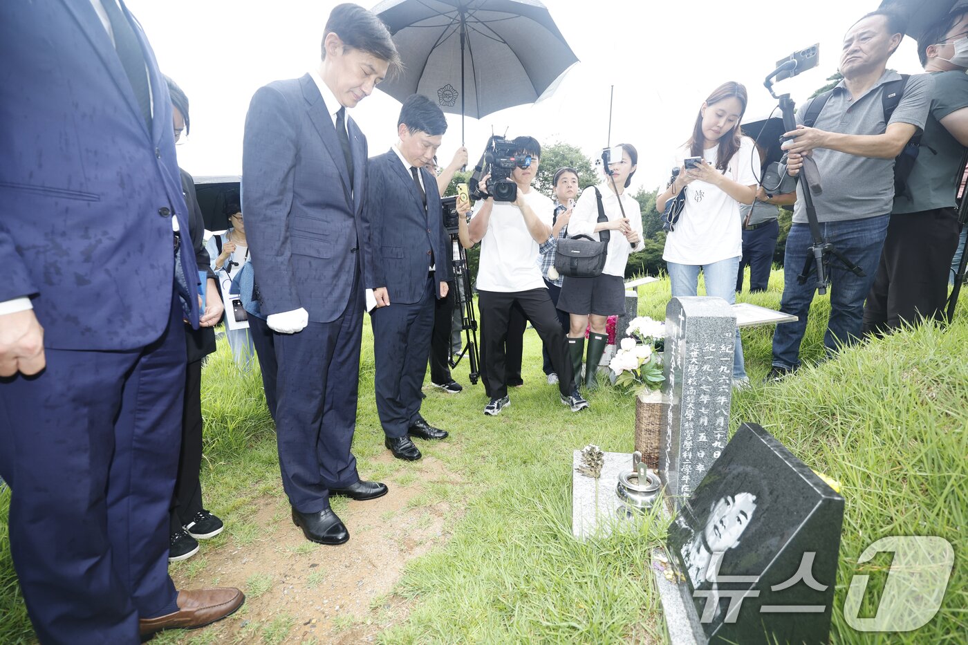 본문 이미지 - 조국 조국혁신당 혁신정책연구원장이 26일 광복절 특별 사면 복권 후 처음으로 광주를 방문해 북구 국립5.18민주묘지에서 이한열 열사 묘를 참배하고 있다. 2025.8.26/뉴스1 ⓒ News1 김태성 기자