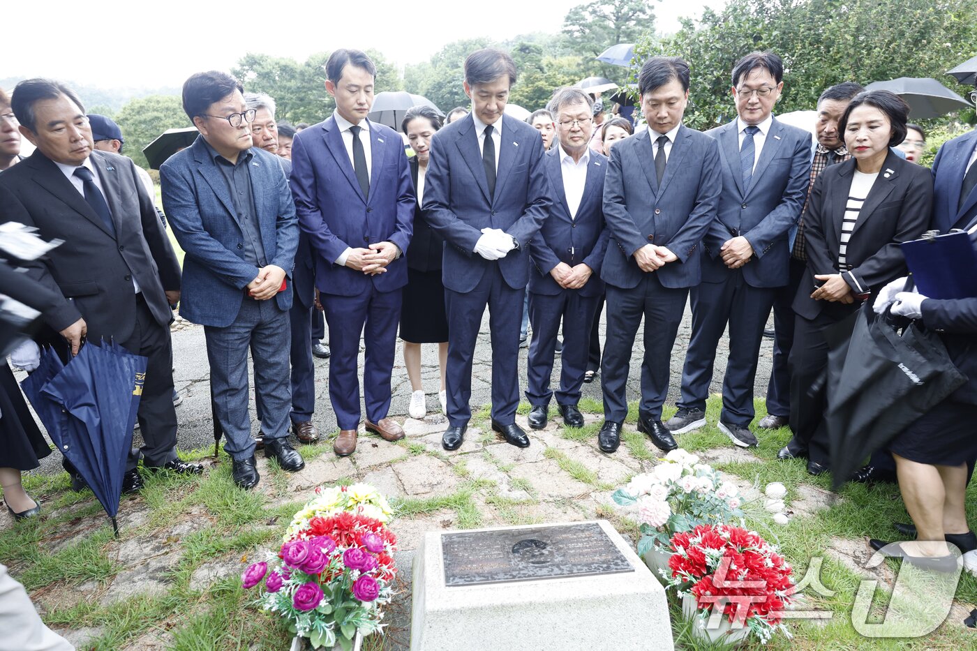 본문 이미지 - 조국 조국혁신당 혁신정책연구원장이 26일 광복절 특별 사면 복권 후 처음으로 광주를 방문해 북구 국립5.18민주묘지에서 힌츠페터 기념비를 참배하고 있다. 2025.8.26/뉴스1 ⓒ News1 김태성 기자