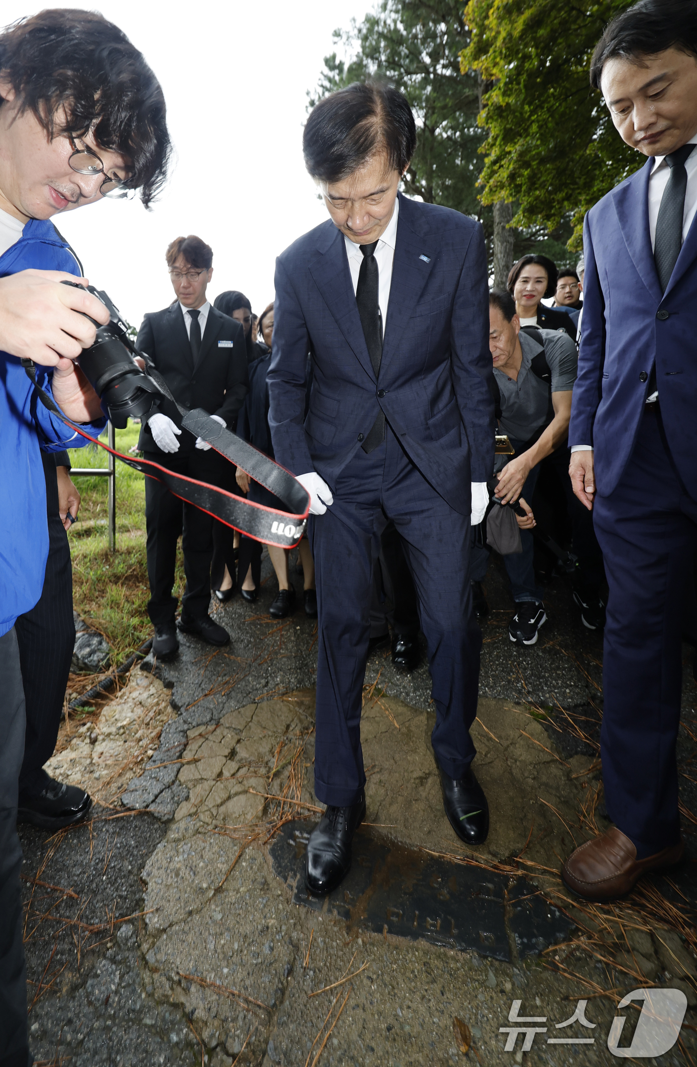 (광주=뉴스1) 김태성 기자 = 조국 조국혁신당 혁신정책연구원장이 26일 광복절 특별 사면 복권 후 처음으로 호남을 방문해 광주 북구 국립5.18민주묘지와 민족민주열사묘역을 참배 …