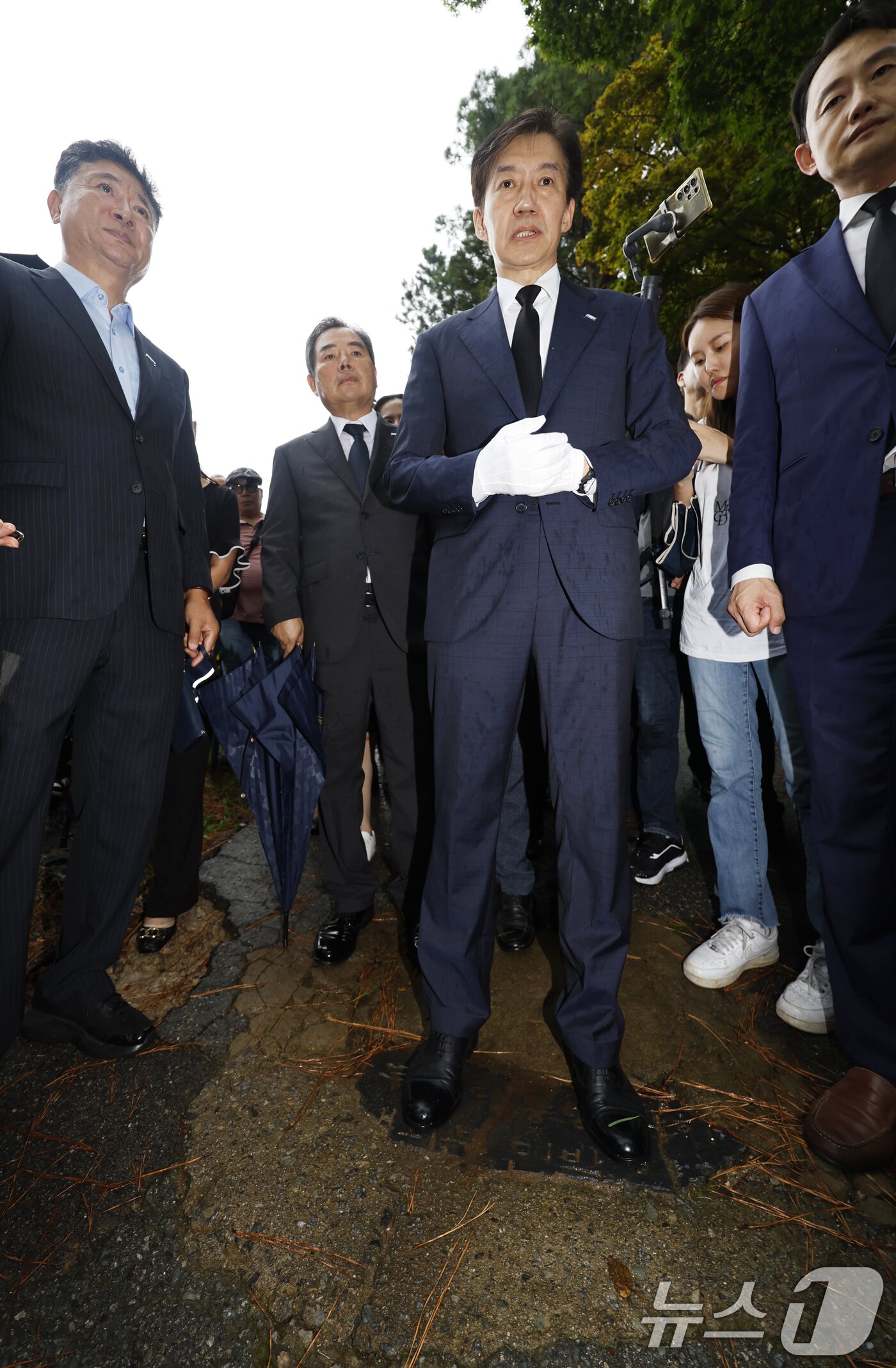 본문 이미지 - 조국 조국혁신당 혁신정책연구원장이 26일 광복절 특별 사면 복권 후 처음으로 호남을 방문해 광주 북구 국립5.18민주묘지와 민족민주열사묘역을 참배 후 전두환 비석을 밟고 있다. 2025.8.26/뉴스1 ⓒ News1 김태성 기자