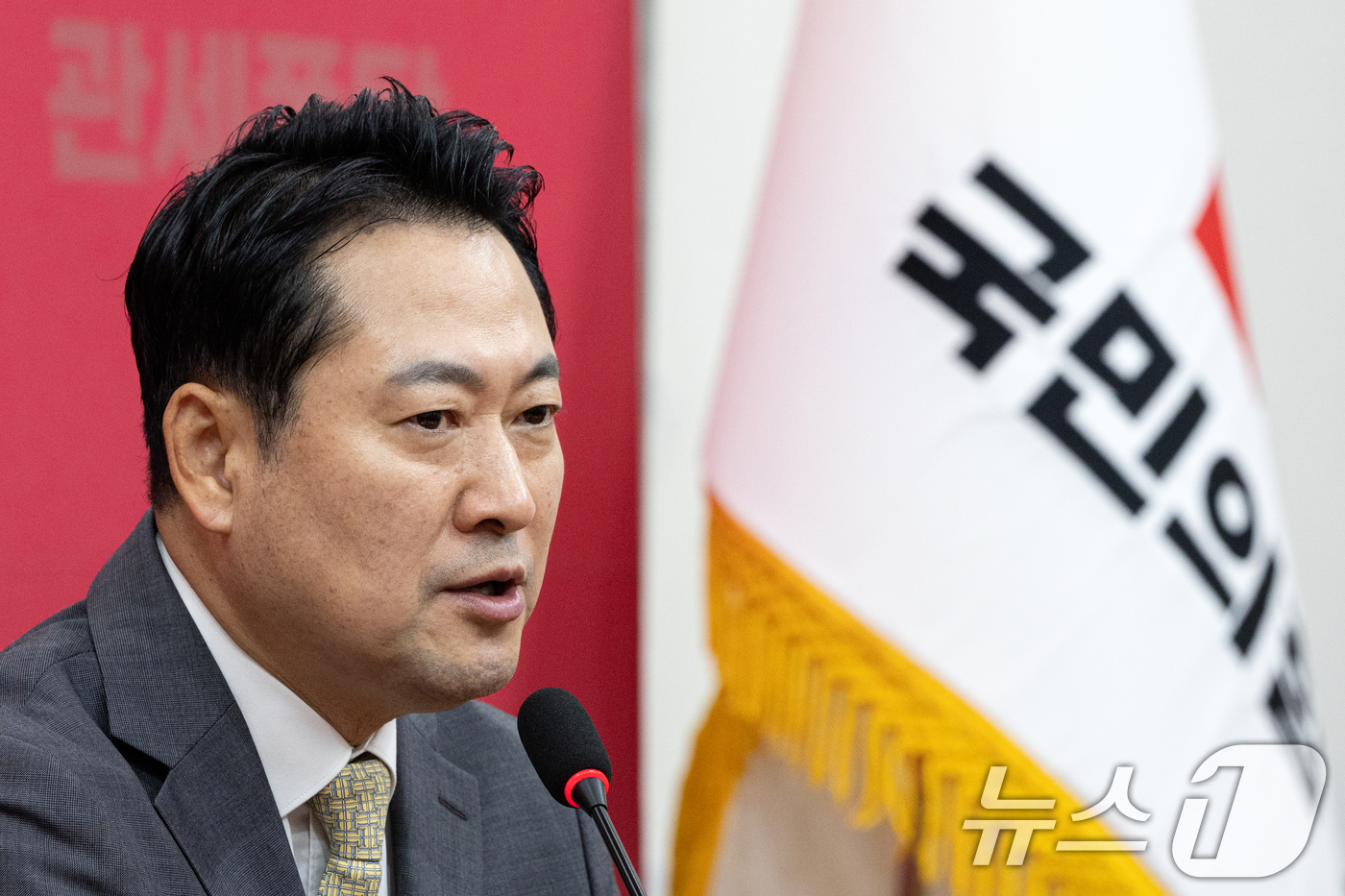 (서울=뉴스1) 이승배 기자 = 장동혁 국민의힘 신임 당대표가 26일 서울 여의도 국회에서 당선 기자회견을 하고 있다.장 대표는 이날 오전 국회 도서관 대강당에서 열린 국민의힘 제 …