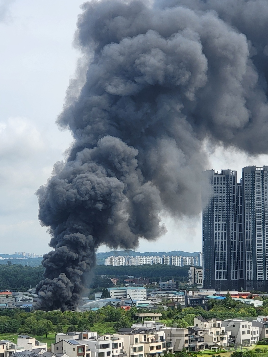 (인천=뉴스1) 이시명 기자 = 26일 오전 10시49분쯤 인천 서구 경서동 공장서 불이 나 검은 연기가 치솟고 있다. 신고를 접수한 소방 당국은 인명·재산 피해를 확인하는 동시에 …