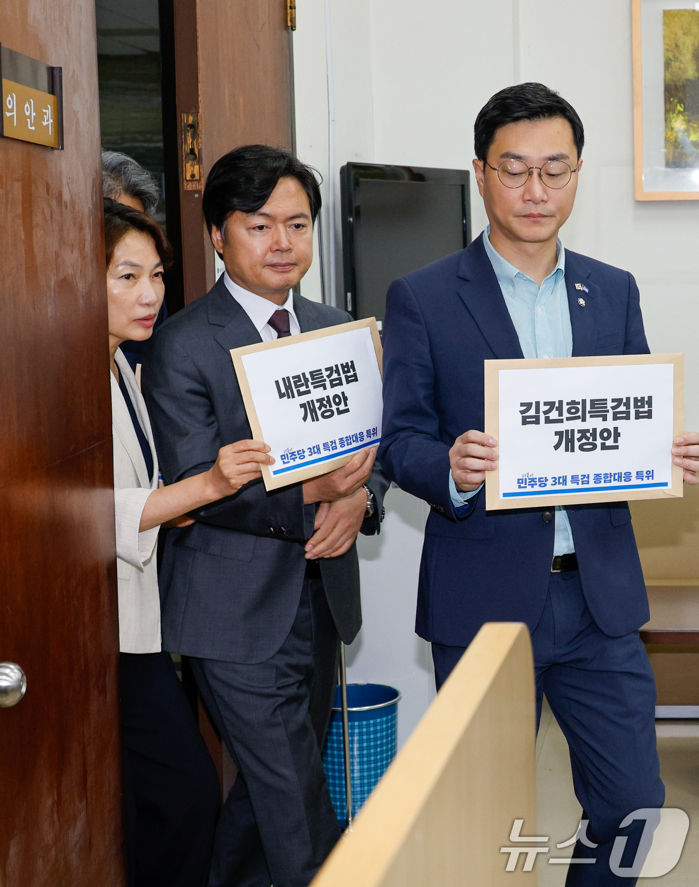 (서울=뉴스1) 안은나 기자 = 더불어민주당 3대 특검 종합대응 특별위원회 장경태(오른쪽부터), 김현정, 김기표, 서미화 의원이 26일 3대 특검법(내란특검, 김건희 특검, 채해병 …