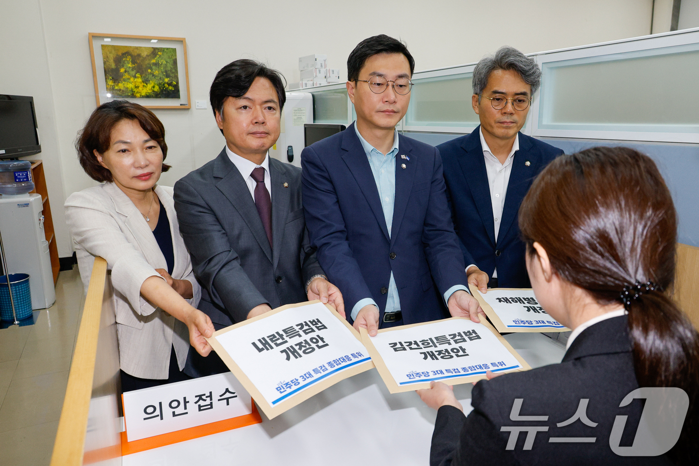 (서울=뉴스1) 안은나 기자 = 더불어민주당 3대 특검 종합대응 특별위원회 서미화(왼쪽부터), 김현정, 장경태, 김기표 의원이 26일 서울 여의도 국회 의안과에 3대 특검법(내란특 …