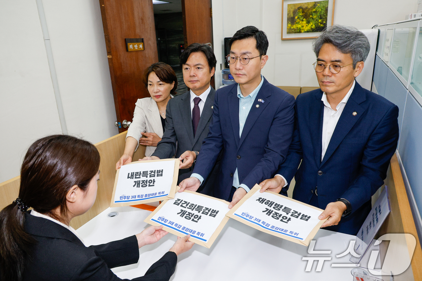 (서울=뉴스1) 안은나 기자 = 더불어민주당 3대 특검 종합대응 특별위원회 김기표(오른쪽부터), 장경태, 김현정, 서미화 의원이 26일 서울 여의도 국회 의안과에 3대 특검법(내란 …