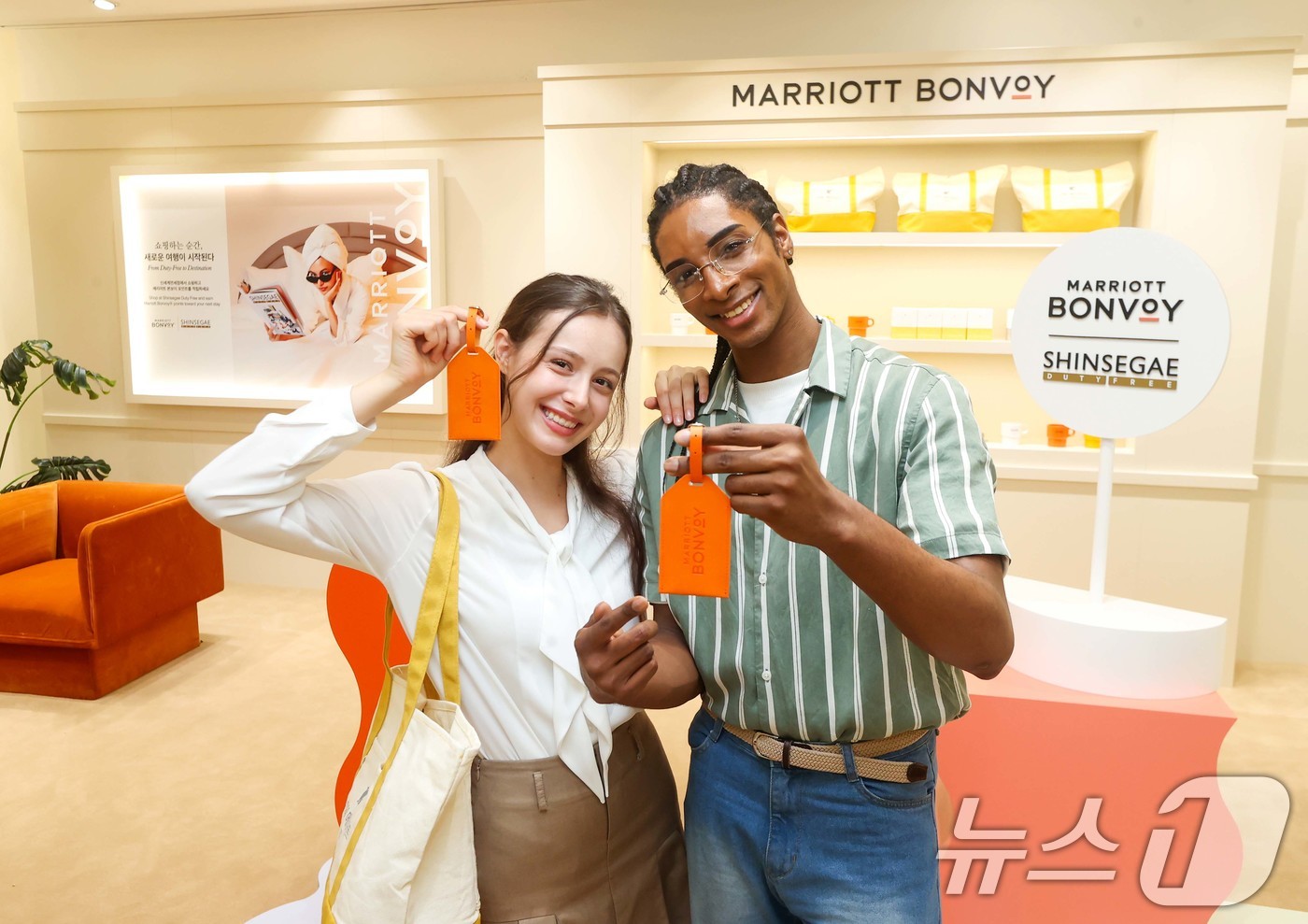 (서울=뉴스1) = 신세계면세점이 세계 최대 호텔 멤버십 메리어트 본보이와 글로벌 최초의 면세 파트너십을 체결하고 대규모 연계 프로그램을 본격 운영한다고 26일 밝혔다.모델들이 서 …