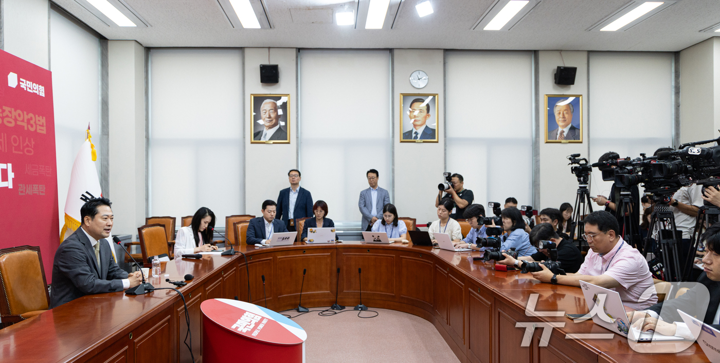 (서울=뉴스1) 이승배 기자 = 장동혁 국민의힘 신임 당대표가 26일 서울 여의도 국회에서 당선 기자회견을 하고 있다.장 대표는 이날 오전 국회 도서관 대강당에서 열린 국민의힘 제 …