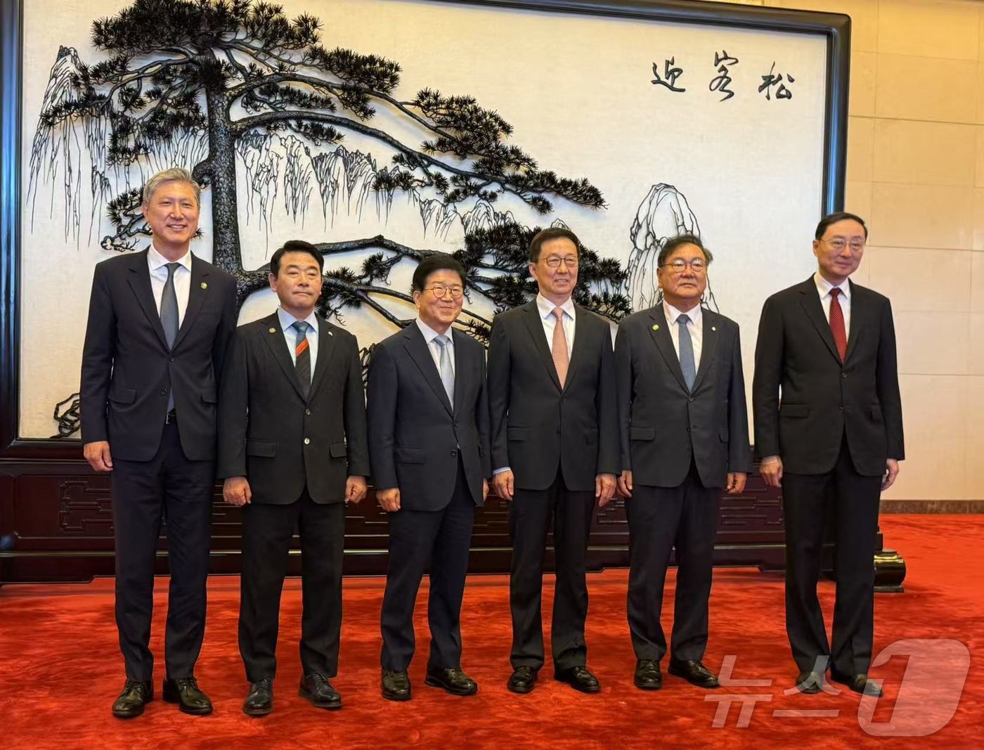 (베이징=뉴스1) 베이징특파원 공동취재단 = 박병석 전 국회의장을 단장으로 하는 대통령 특사단이 26일 중국 베이징 인민대회당에서 한정 국가부주석과 만나 기념사진을 찍고 있다.사진 …