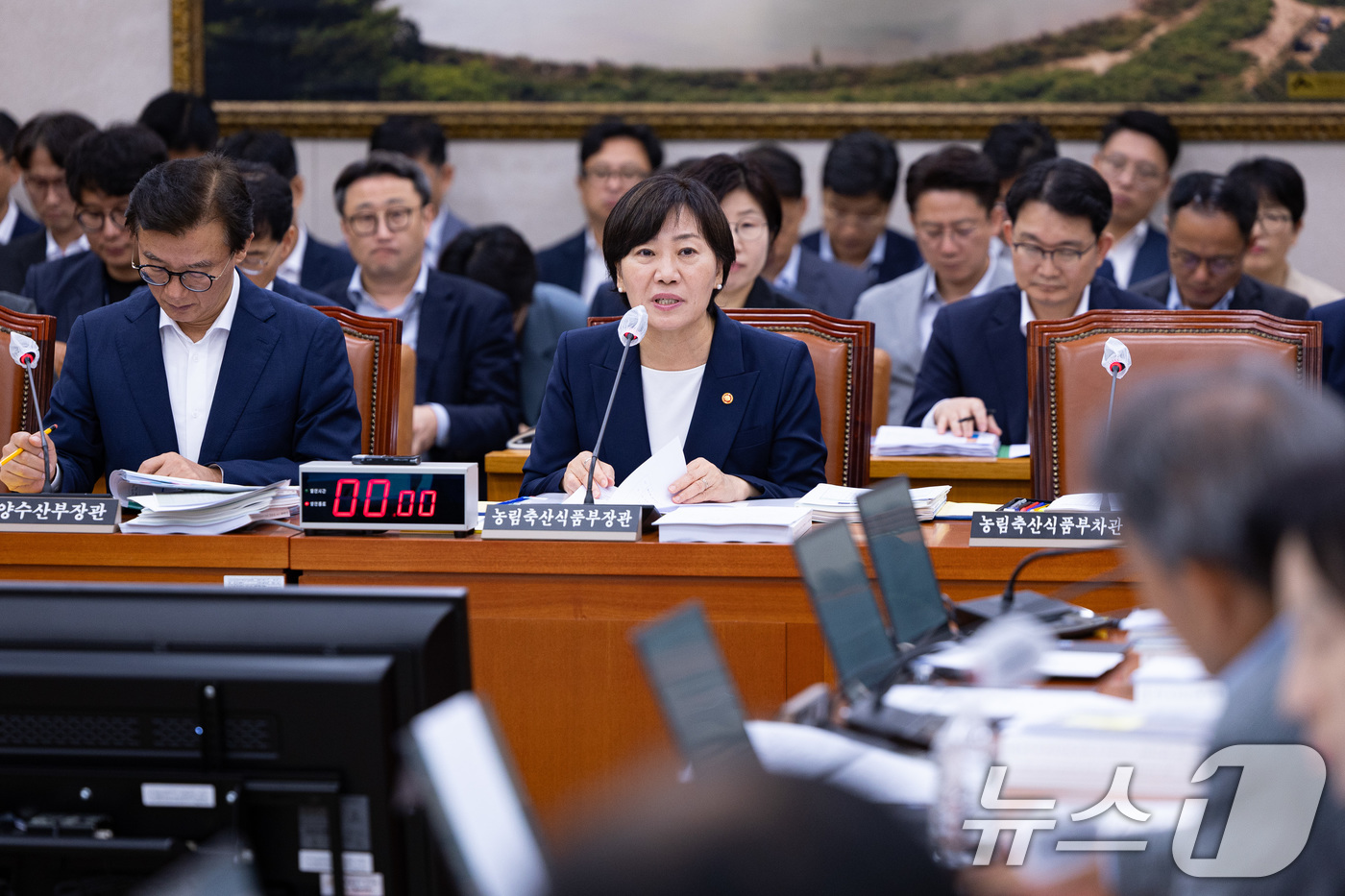 (서울=뉴스1) 유승관 기자 = 송미령 농림축산식품부 장관이 26일 서울 여의도 국회에서 열린 제428회 국회(임시회) 농림축산식품해양수산위원회 제1차 전체회의에 출석해 의원 질의 …