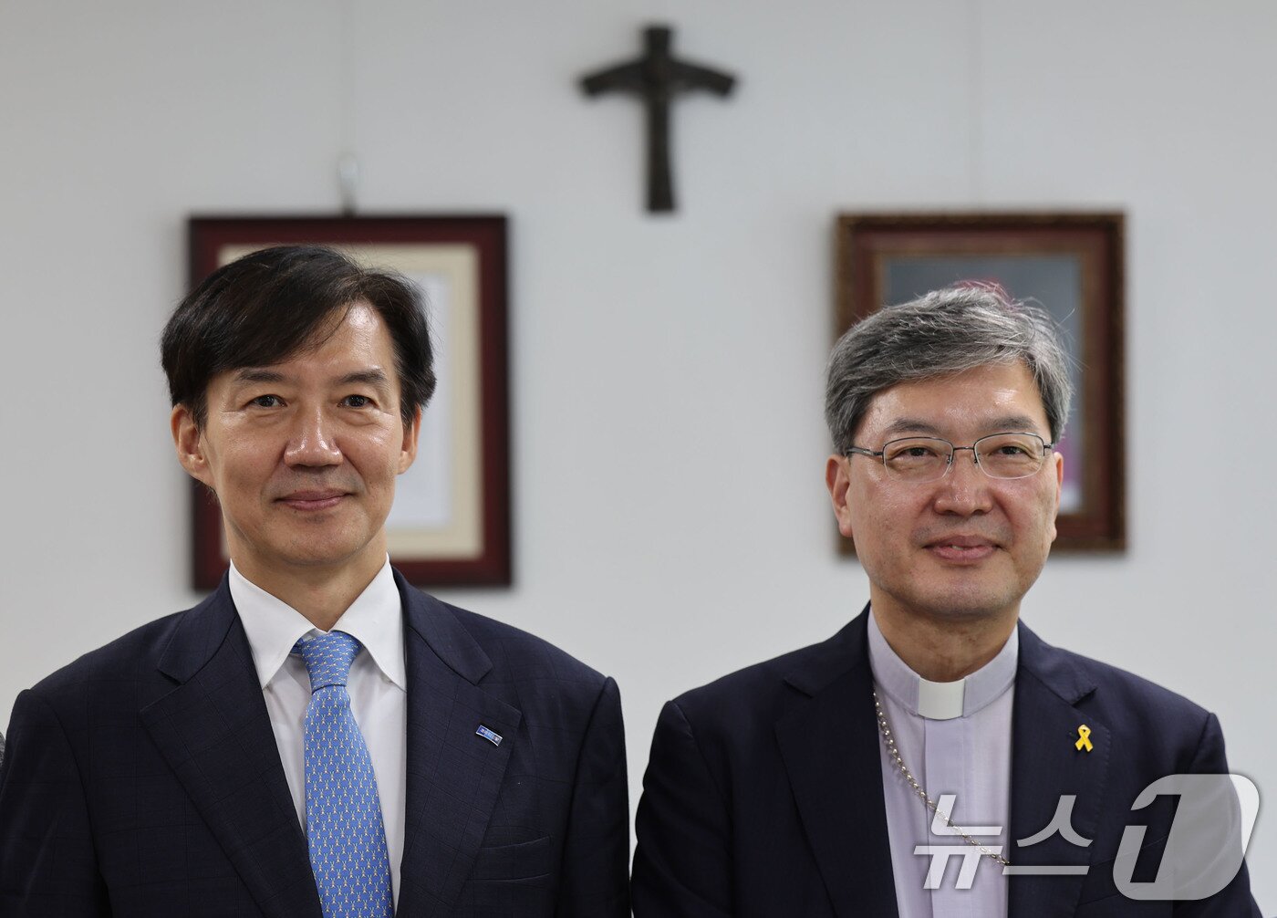 본문 이미지 - 특별사면 후 광주를 찾은 조국 혁신정책연구원장이 26일 광주 서구 쌍촌동천주교 광주대교구청에서 옥현진 광주대교구 교구장을 예방해 기념사진을 찍고 있다. 2025.8.26/뉴스1 ⓒ News1 박지현 기자