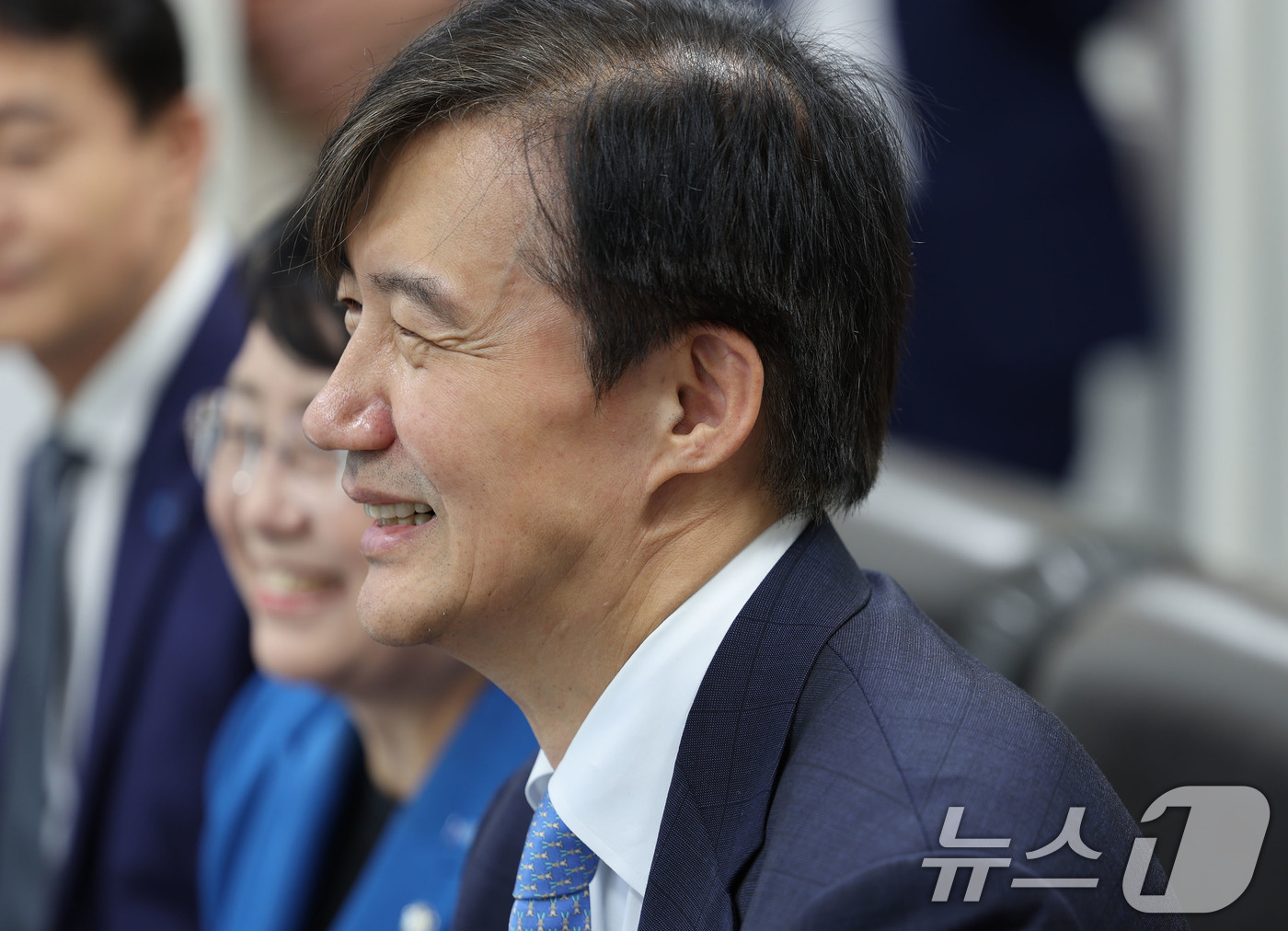 (광주=뉴스1) 박지현 기자 = 특별사면 후 광주를 찾은 조국 혁신정책연구원장이 26일 광주 서구 쌍촌동천주교 광주대교구청에서 옥현진 광주대교구 교구장을 예방해 대화를 나누며 미소 …