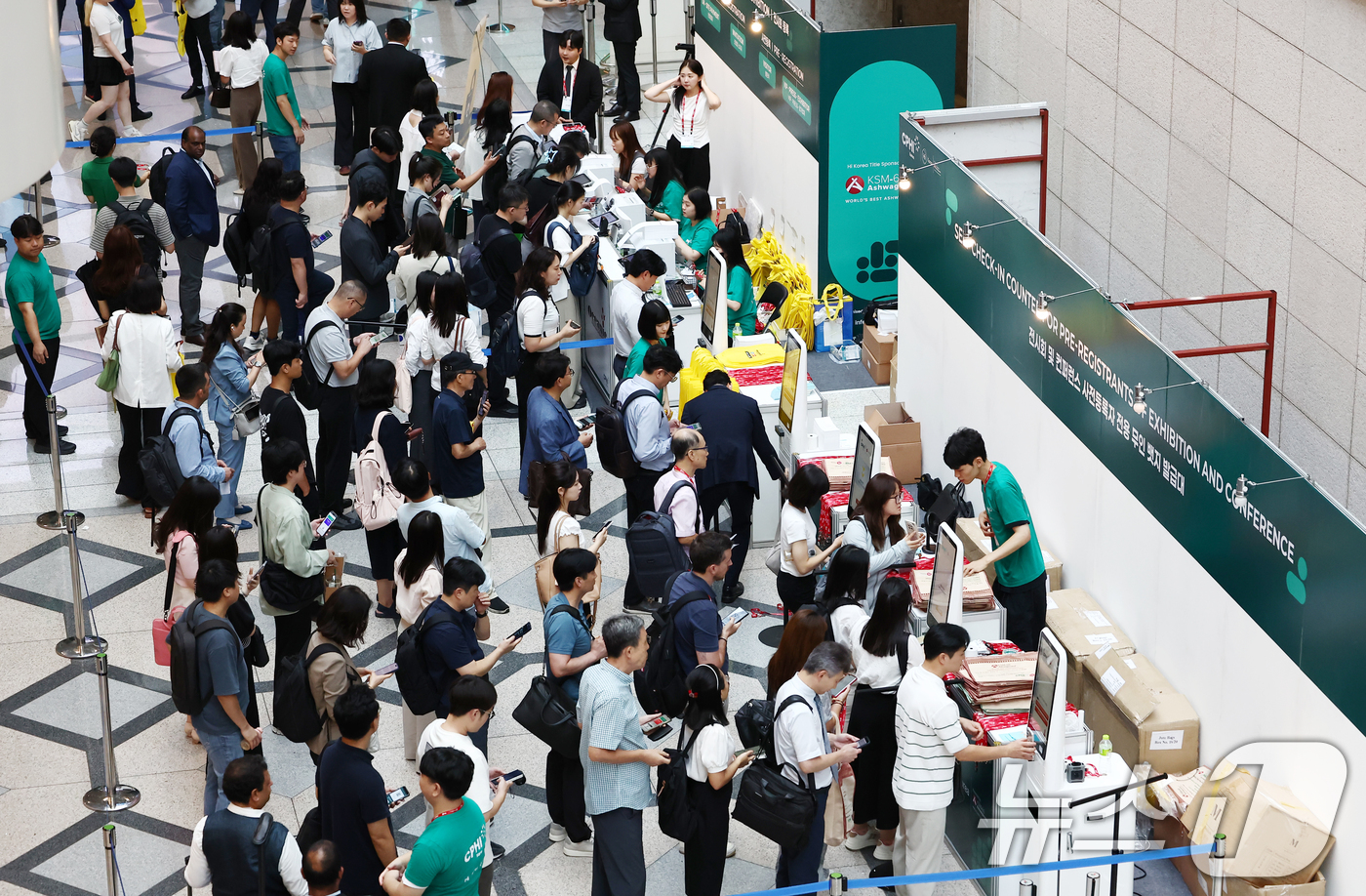 (서울=뉴스1) 김민지 기자 = 26일 서울 강남구 코엑스에서 열린 세계 제약·바이오·건강기능 산업 전시회를 찾은 관람객들이 입장하기 위해 줄 서 있다. 2025.8.26/뉴스1