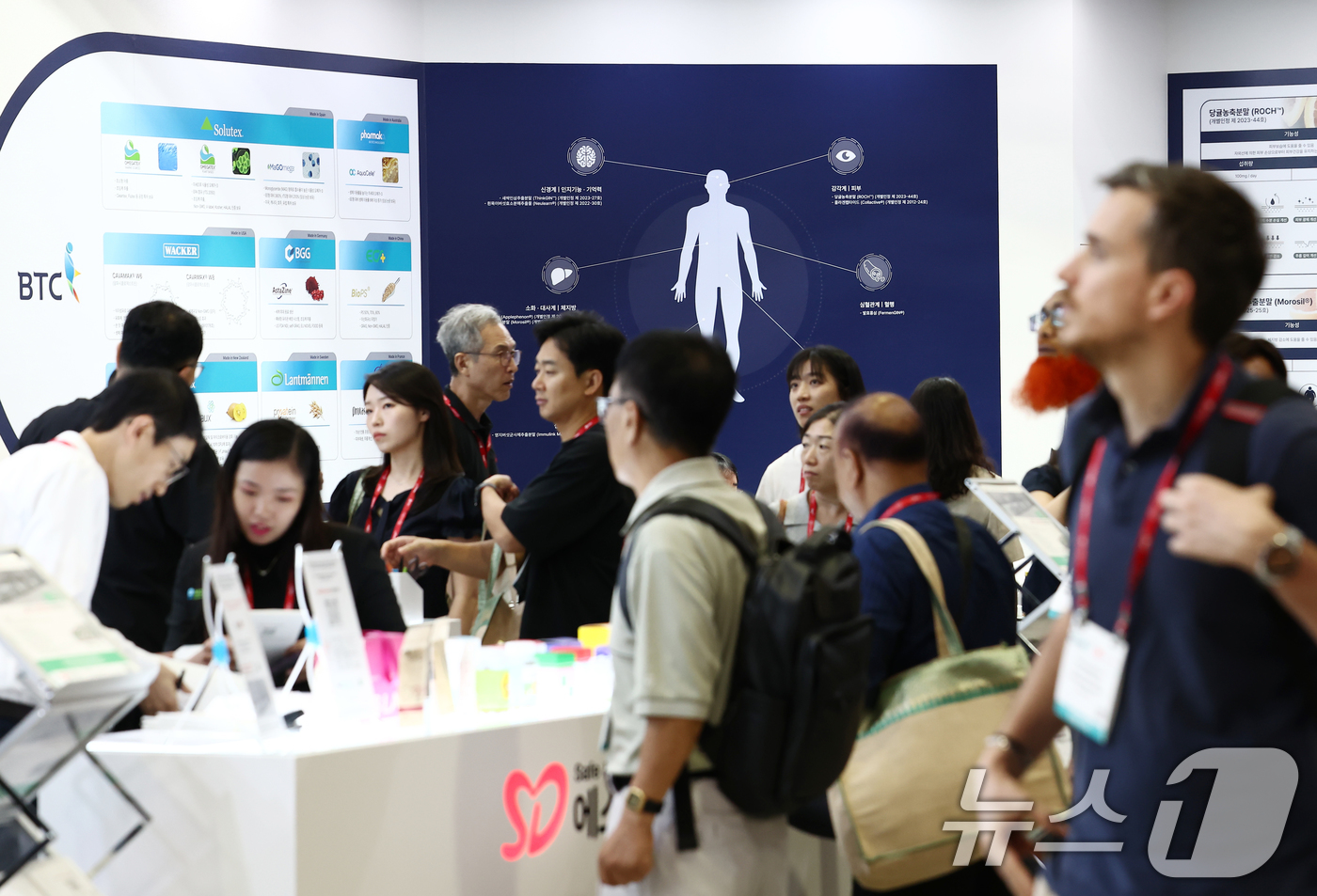 (서울=뉴스1) 김민지 기자 = 26일 서울 강남구 코엑스에서 열린 세계 제약·바이오·건강기능 산업 전시회에서 관람객들이 건강기능식품을 둘러보고 있다. 2025.8.26/뉴스1