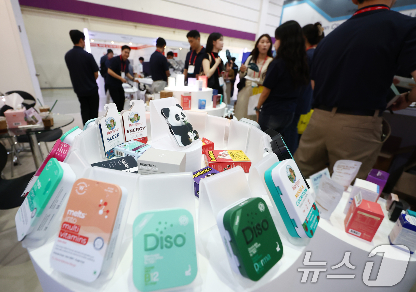 (서울=뉴스1) 김민지 기자 = 26일 서울 강남구 코엑스에서 열린 세계 제약·바이오·건강기능 산업 전시회에서 관람객들이 건강기능식품을 둘러보고 있다. 2025.8.26/뉴스1