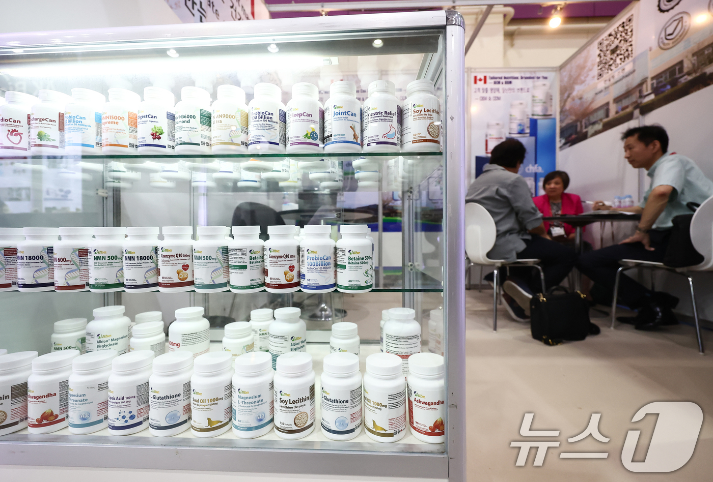 (서울=뉴스1) 김민지 기자 = 26일 서울 강남구 코엑스에서 열린 세계 제약·바이오·건강기능 산업 전시회에서 관람객들이 부스를 둘러보고 있다. 2025.8.26/뉴스1