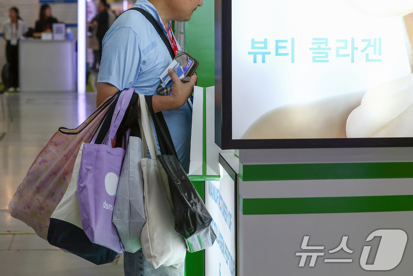 (서울=뉴스1) 김민지 기자 = 26일 서울 강남구 코엑스에서 열린 세계 제약·바이오·건강기능 산업 전시회에서 관람객이 건강기능식품을 둘러보고 있다. 2025.8.26/뉴스1