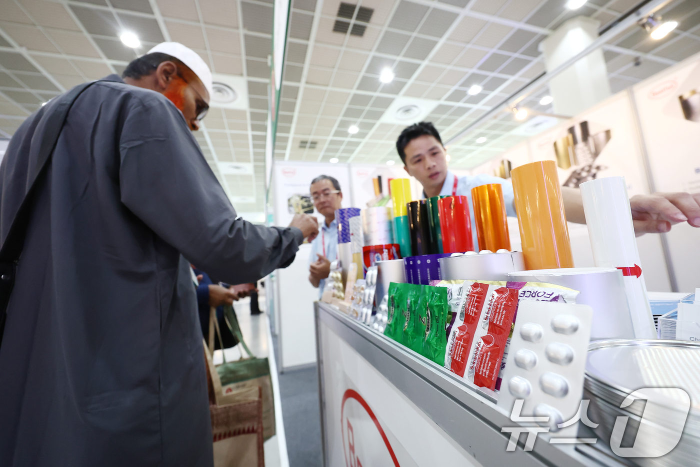 (서울=뉴스1) 김민지 기자 = 26일 서울 강남구 코엑스에서 열린 세계 제약·바이오·건강기능 산업 전시회에서 관람객들이 부스를 둘러보고 있다. 2025.8.26/뉴스1