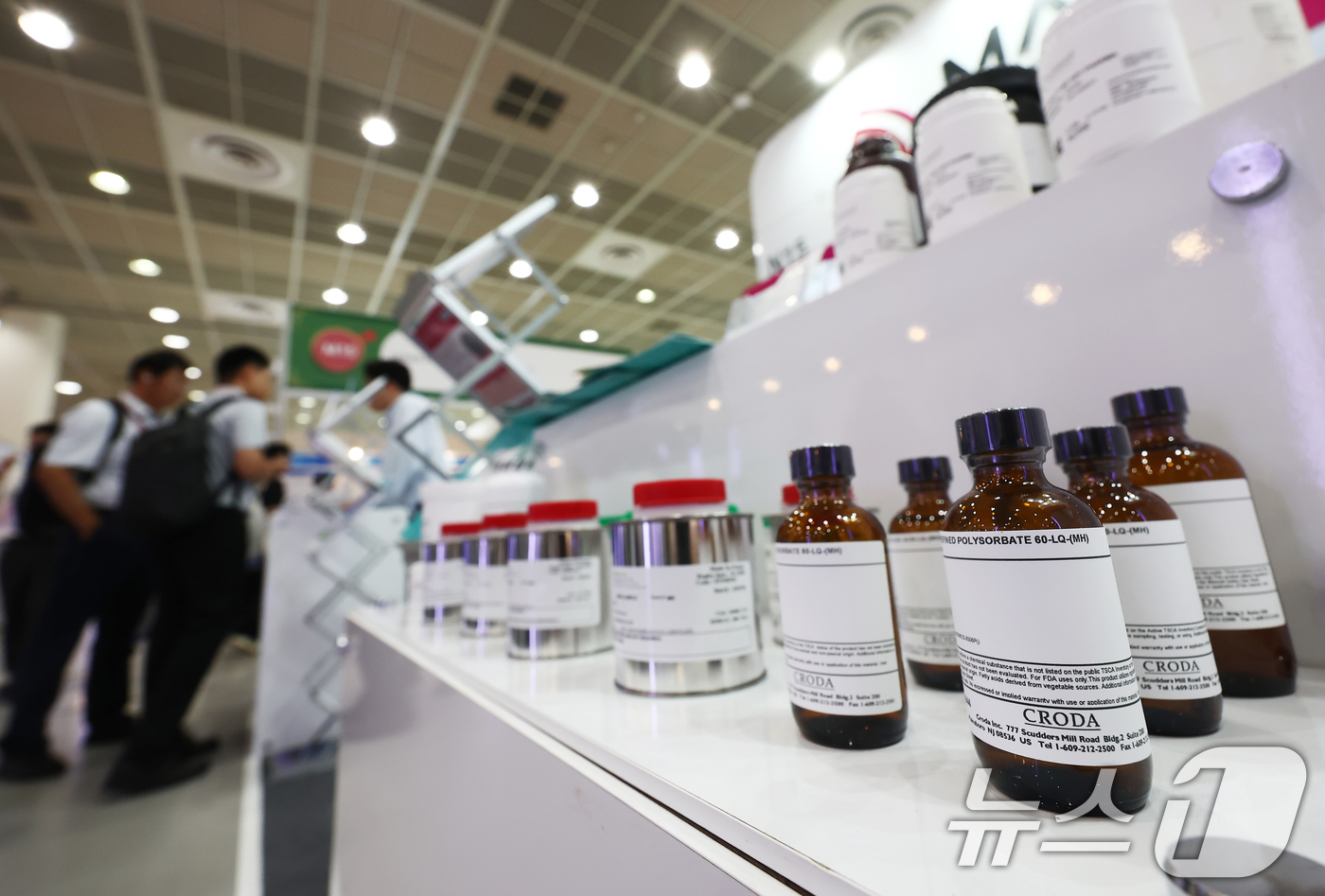 (서울=뉴스1) 김민지 기자 = 26일 서울 강남구 코엑스에서 열린 세계 제약·바이오·건강기능 산업 전시회에서 관람객들이 부스를 둘러보고 있다. 2025.8.26/뉴스1