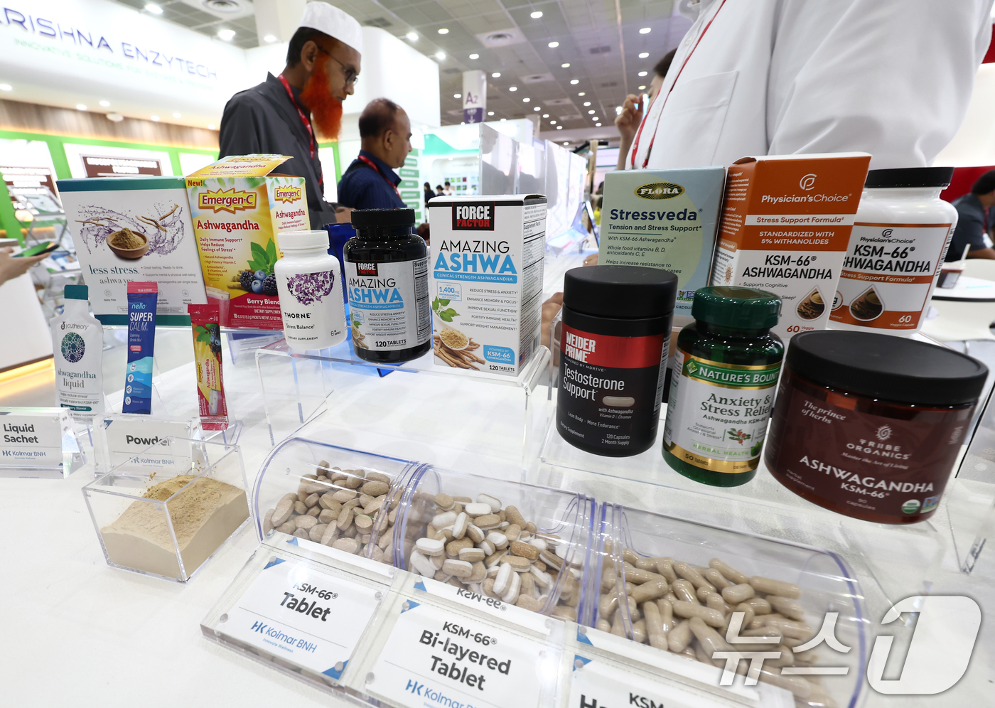 (서울=뉴스1) 김민지 기자 = 26일 서울 강남구 코엑스에서 열린 세계 제약·바이오·건강기능 산업 전시회에서 관람객들이 건강기능식품을 둘러보고 있다. 2025.8.26/뉴스1