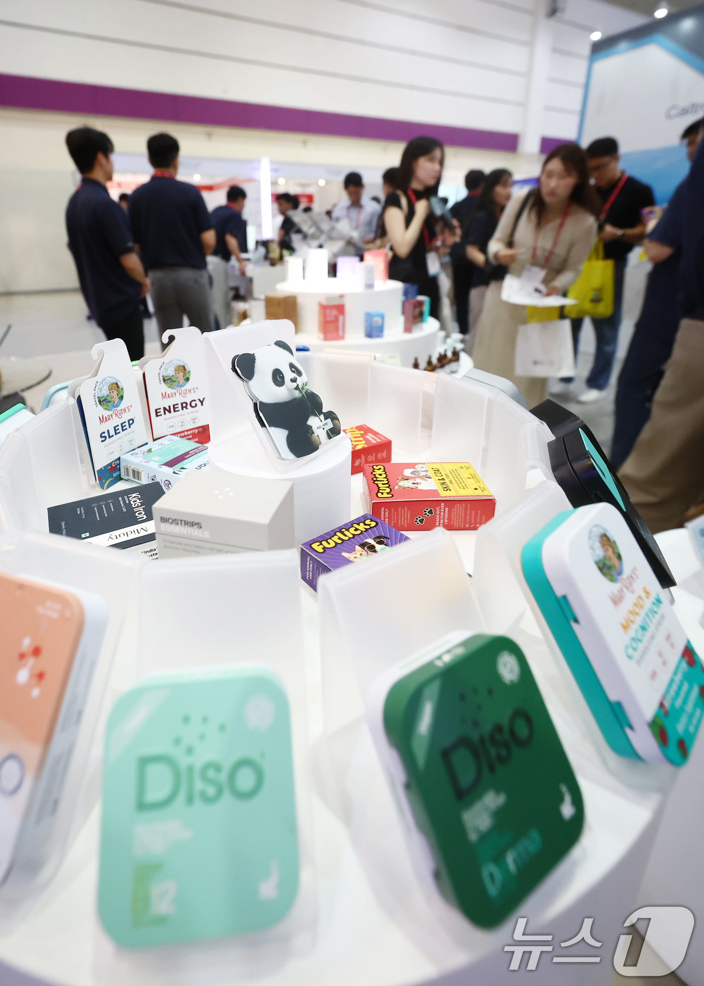 (서울=뉴스1) 김민지 기자 = 26일 서울 강남구 코엑스에서 열린 세계 제약·바이오·건강기능 산업 전시회에서 관람객들이 건강기능식품을 둘러보고 있다. 2025.8.26/뉴스1