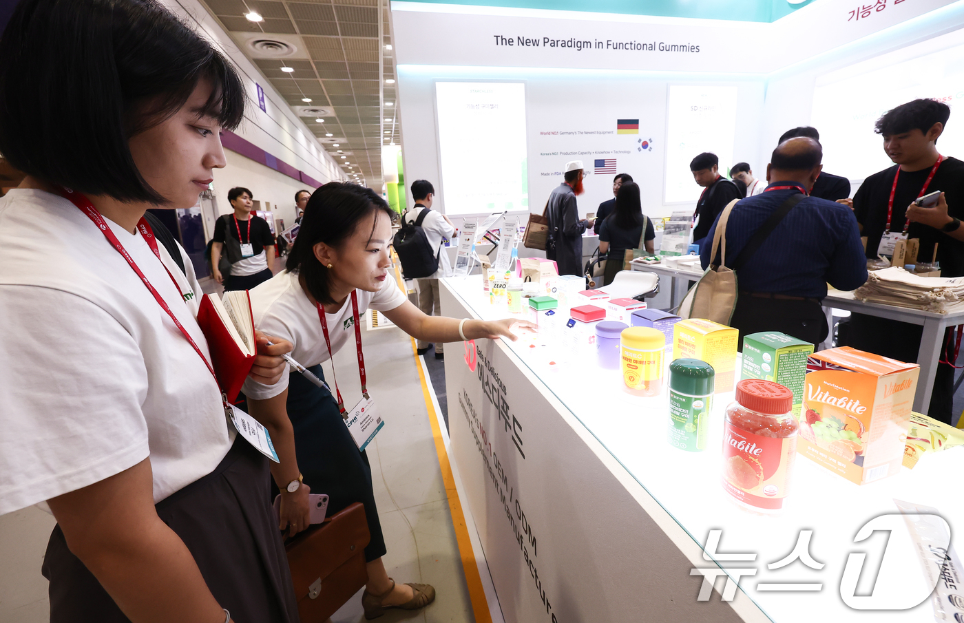(서울=뉴스1) 김민지 기자 = 26일 서울 강남구 코엑스에서 열린 세계 제약·바이오·건강기능 산업 전시회에서 관람객들이 건강기능식품을 둘러보고 있다. 2025.8.26/뉴스1