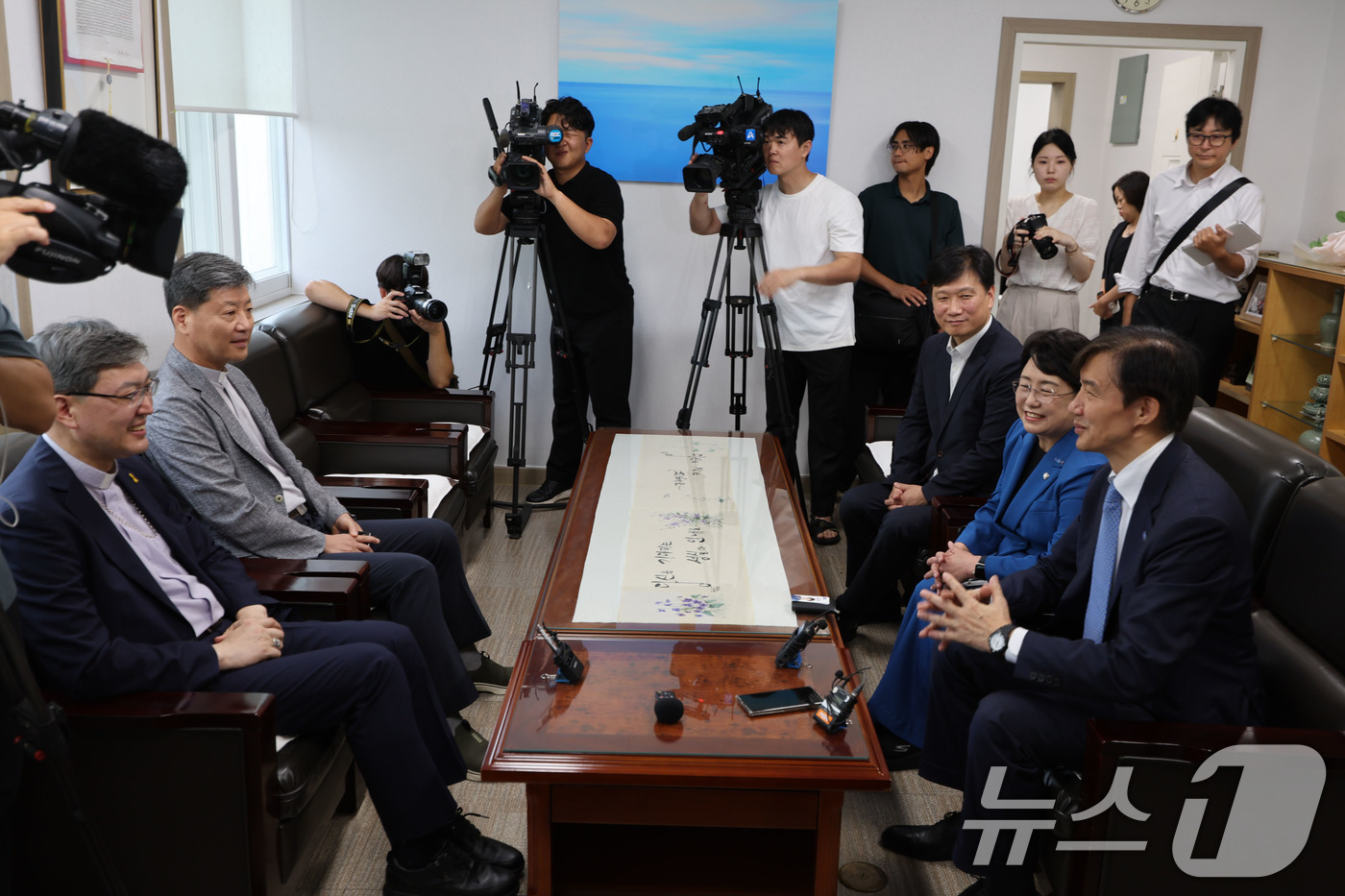 (광주=뉴스1) 박지현 기자 = 특별사면 후 광주를 찾은 조국 혁신정책연구원장이 26일 광주 서구 쌍촌동천주교 광주대교구청에서 옥현진 광주대교구 교구장을 예방해 대화를 나누고 있다 …