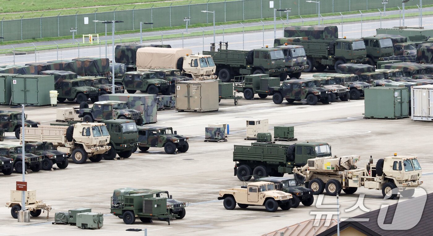 본문 이미지 - 경기 평택시 주한미군기지 캠프 험프리스에 미군 차량이 세워져 있는 모습. 2025.8.26/뉴스1 ⓒ News1 김영운 기자