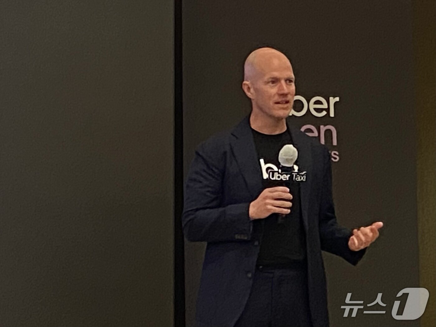 본문 이미지 - 도미닉 테일러 우버 모빌리티 아태지역 총괄 대표가 26일 서울 중구 롯데호텔에서 열린 우버 택시 기자간담회에서 발표하고 있다. 2025.08.26. ⓒ 뉴스1 신은빈 기자