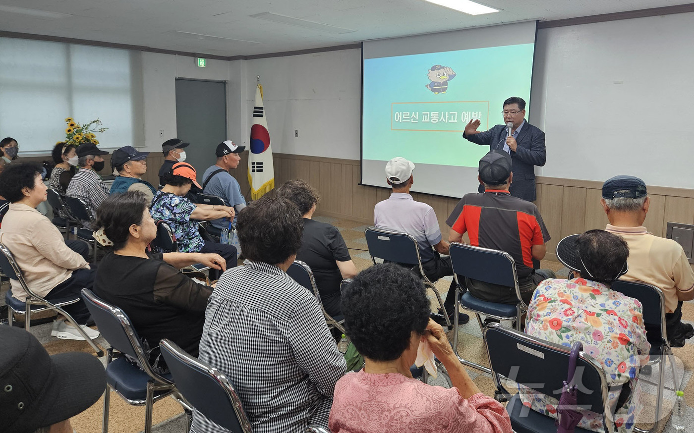 (대전=뉴스1) 이동원 기자 = 대전자치경찰위원회는 26일 부사동 행정복지센터 3층 회의실에서 어르신들을 대상으로 보이스 피싱 피해 예방과 교통 사망사고 예방 교육을 실시했다.이번 …